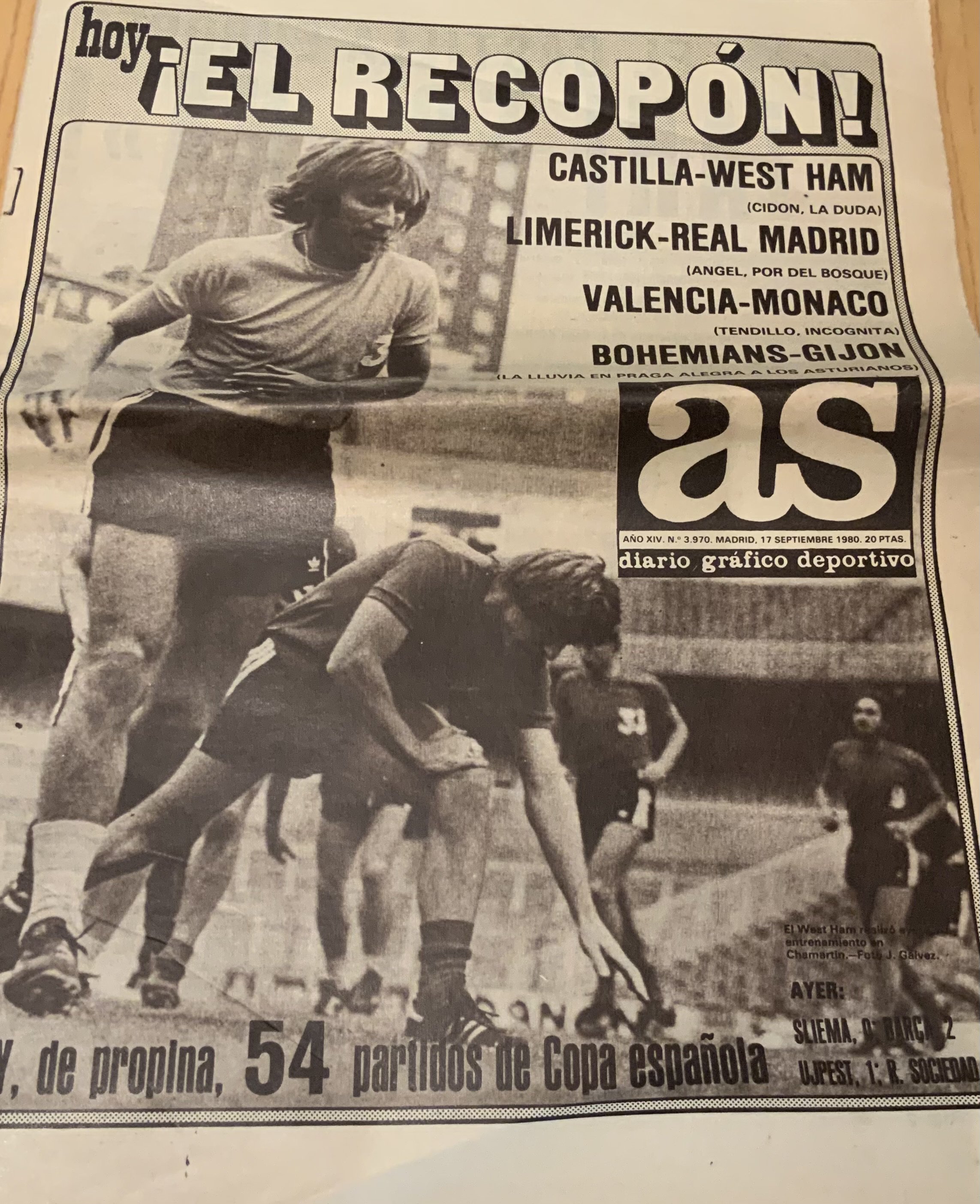 Castilla v West Ham Football Newspaper Programme: Complete Spanish newspaper detailing European fixtures which was effectively the match day programme. 