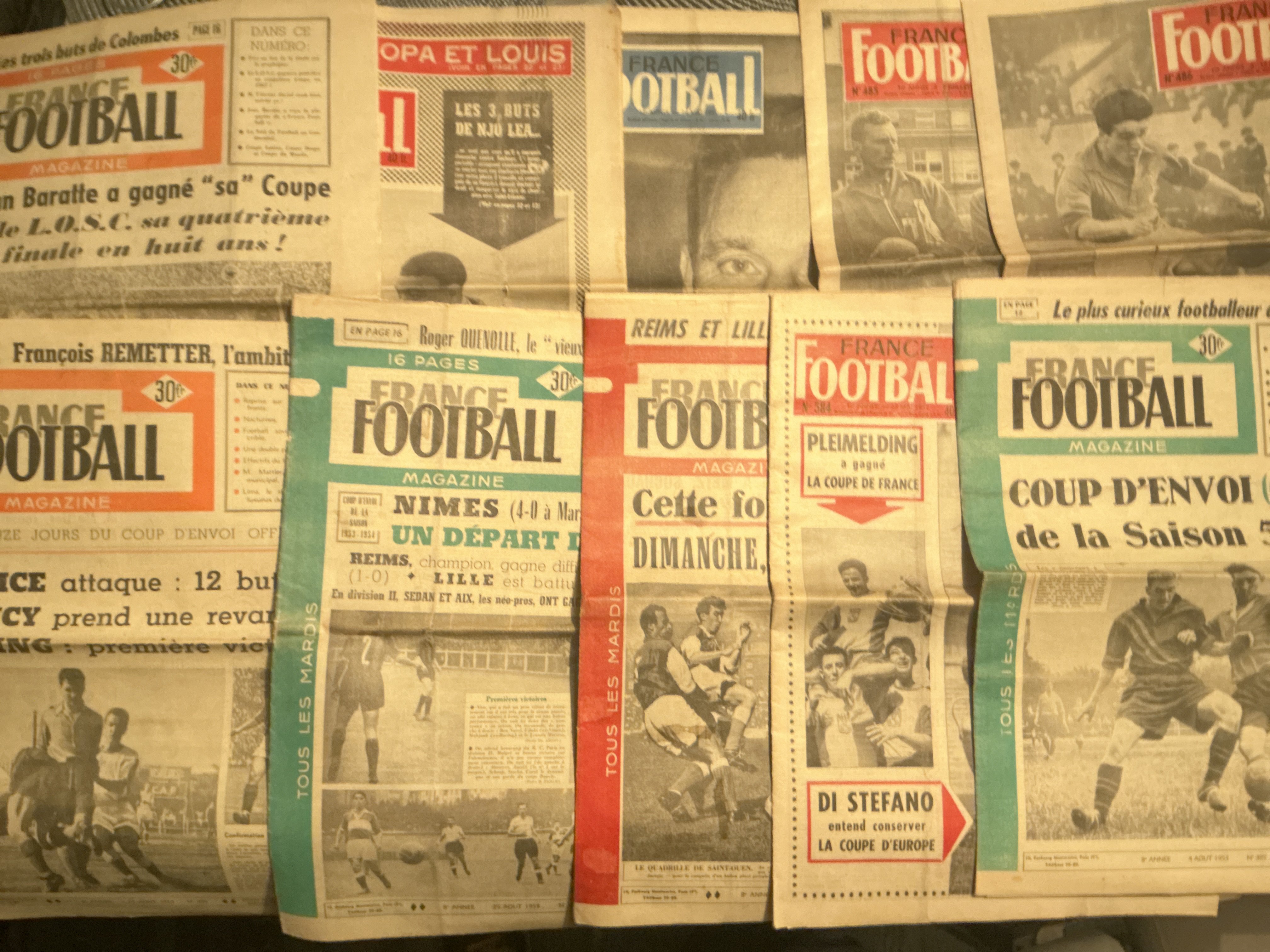 France Football 1950s Newspapers: Excellent condition 12 page newspapers from the mid 1950s covering predominantly French Football but European also. (10)