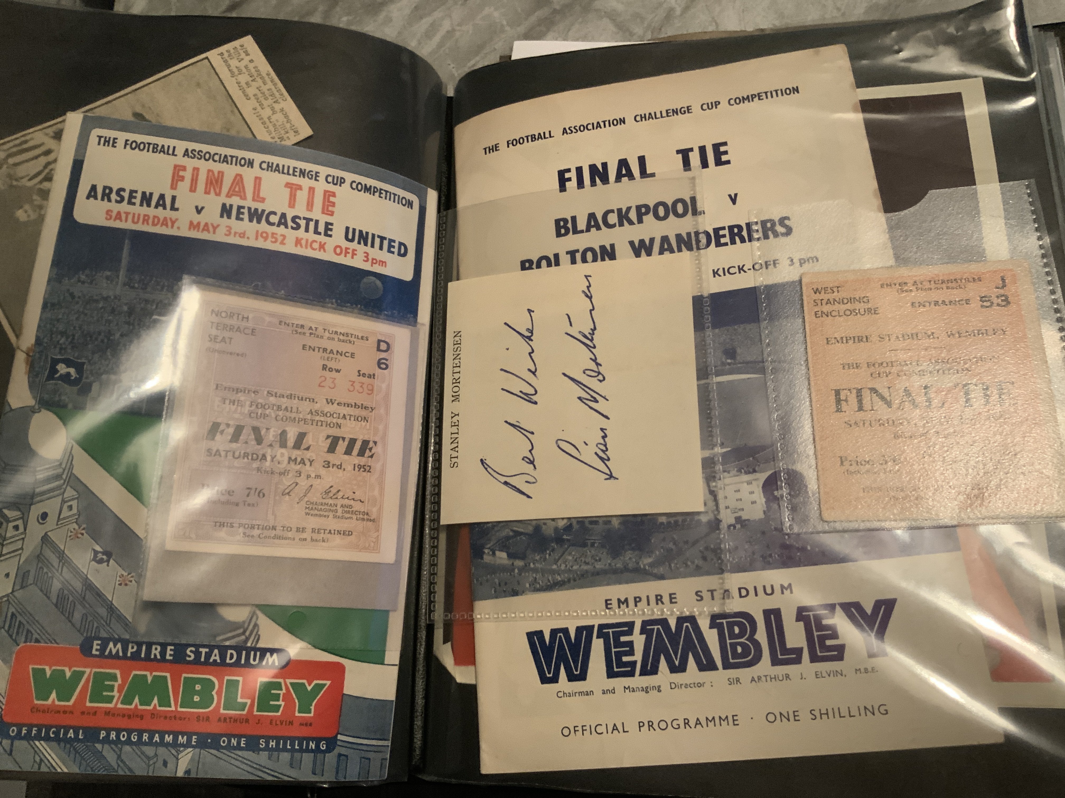 FA Cup Final Football Programmes+ Tickets: Complete run of both programmes and tickets from 1946 to 1964 plus 2 more with only the 1946 ticket missing. Excellent condition in collectors folder. Additionally there are some seperate autographs relating to cup finals including Matt Busby Gordon Banks Nat Lofthouse Bert Trautmann Tom Finney and more.