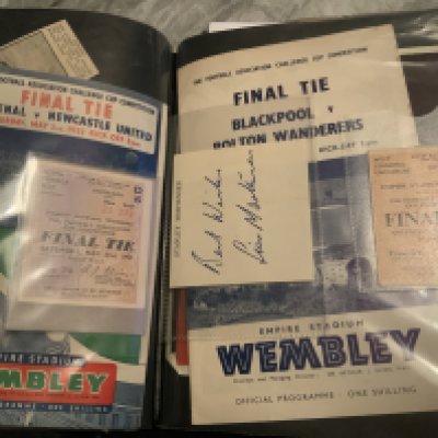 FA Cup Final Football Programmes+ Tickets: Complete run of both programmes and tickets from 1946 to 1964 plus 2 more with only the 1946 ticket missing. Excellent condition in collectors folder. Additionally there are some seperate autographs relating to cup finals including Matt Busby Gordon Banks Nat Lofthouse Bert Trautmann Tom Finney and more.