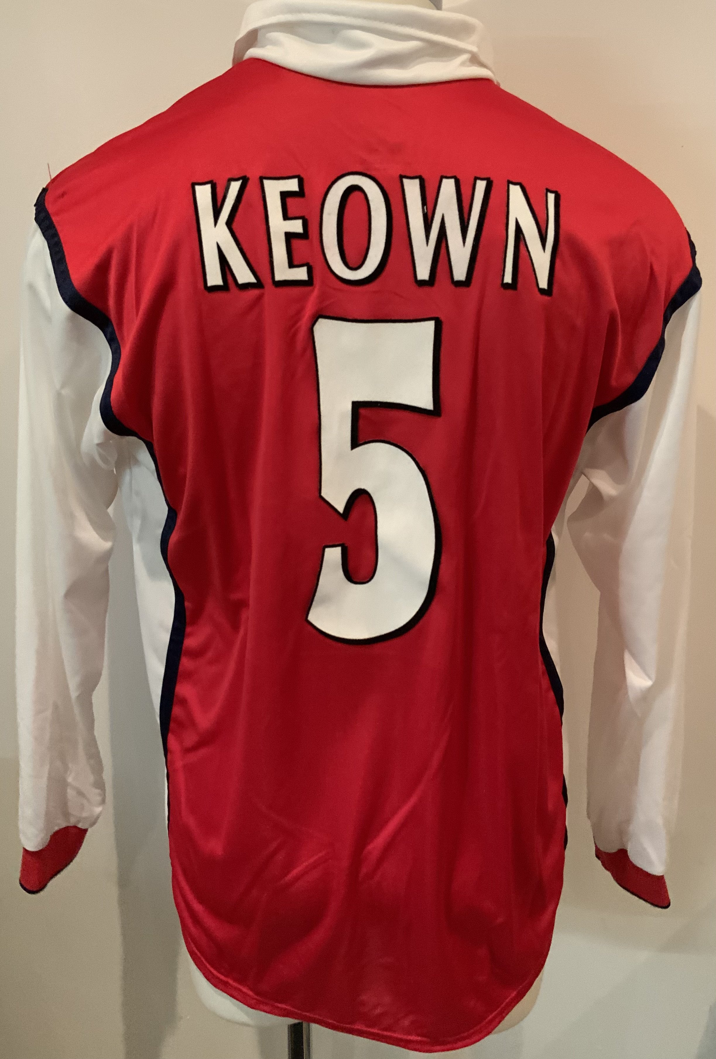 Arsenal Keown 1999 - 2000 Match Worn Home Football Shirt: Nike red long sleeve shirt with Dreamcast sponsorship. Keown 5 to rear. Worn by Keown v Deportivo La Coruna on 2 3 2000 with a COA signed by him.
