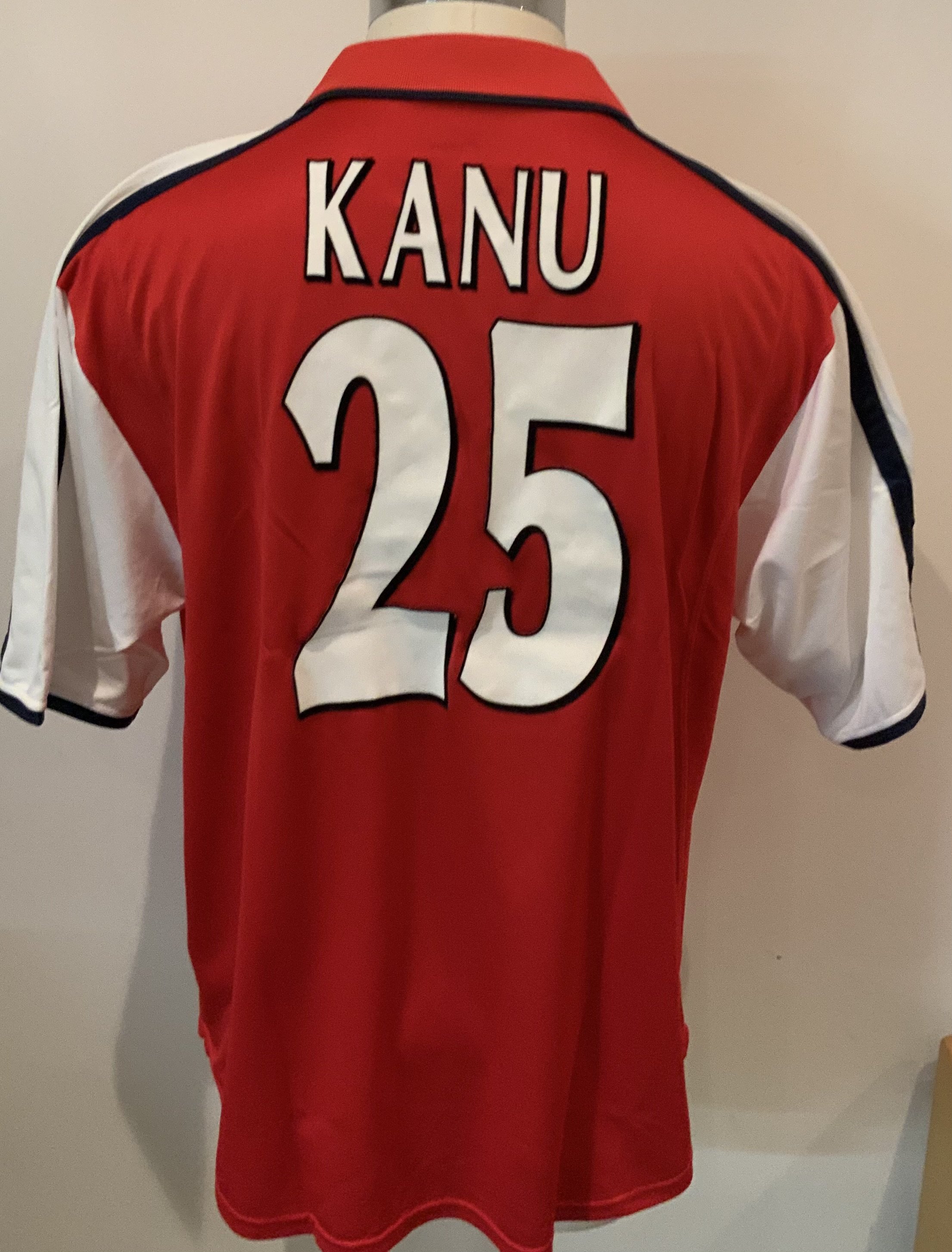 Arsenal Kanu 2000 - 2001 Match Worn Home Football Shirt: Nike red short sleeve shirt with Dreamcast sponsorship. Kanu 25 to rear and Champions League badging to sleeve. Worn by Kanu v Lazio on 27 9 2000 with a COA signed by him.