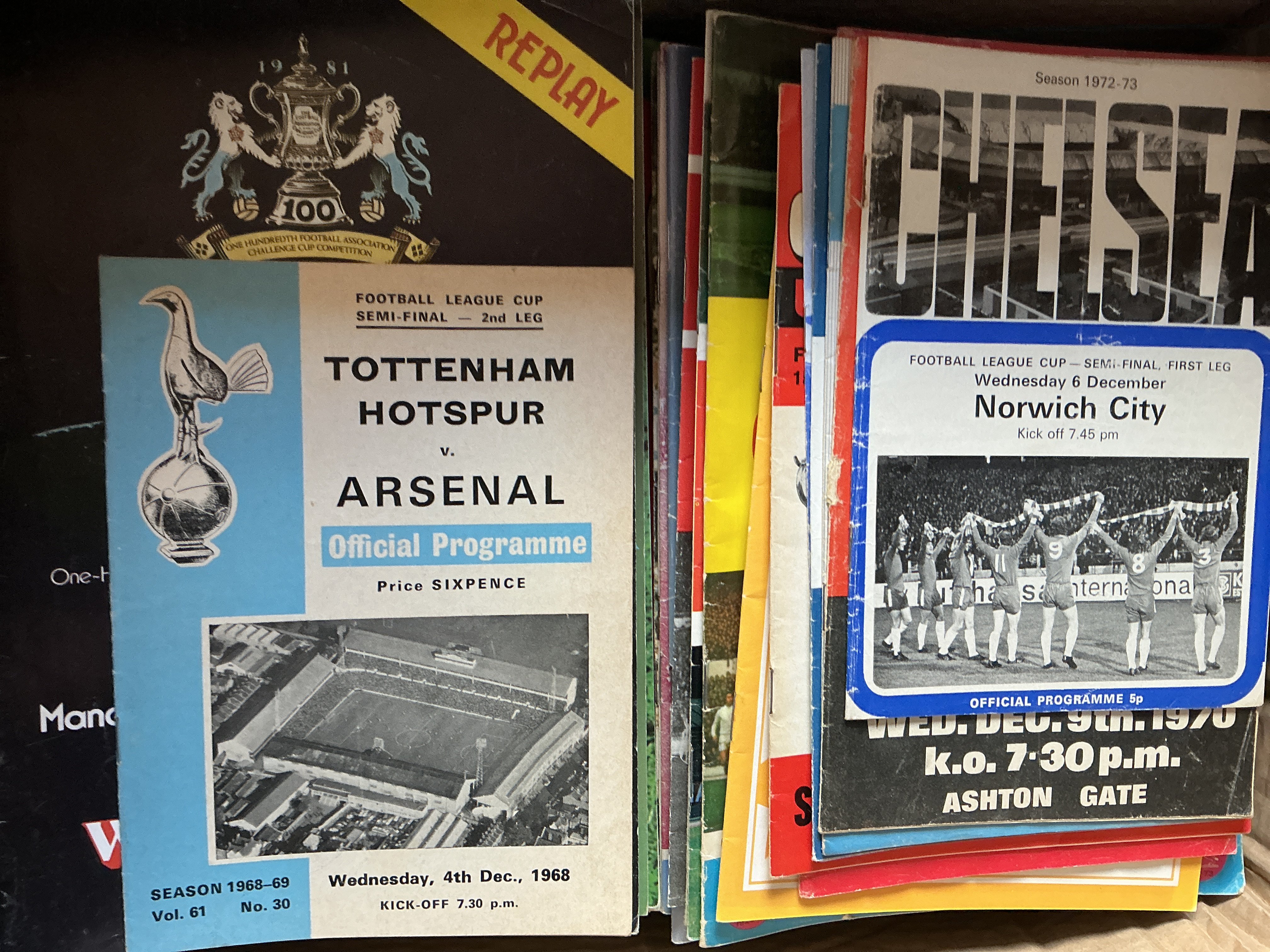 FA Cup + League Cup Finals + Semis Football Programmes: Good condition from the 60s onwards. (110)