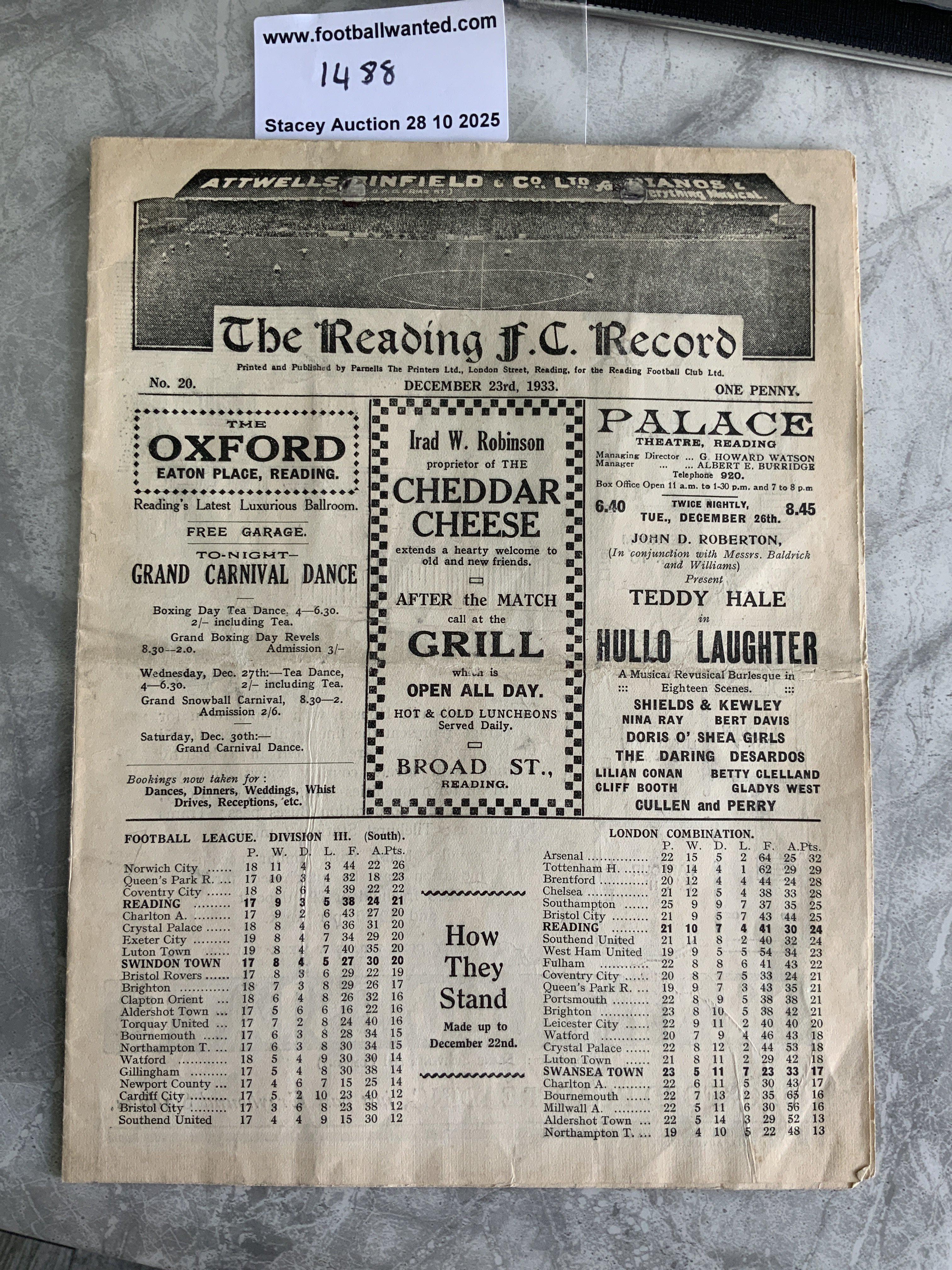 33/34 Reading v Gateshead Football Programme: 3rd Division South match in very good condition with no team changes. Gatefold programme.