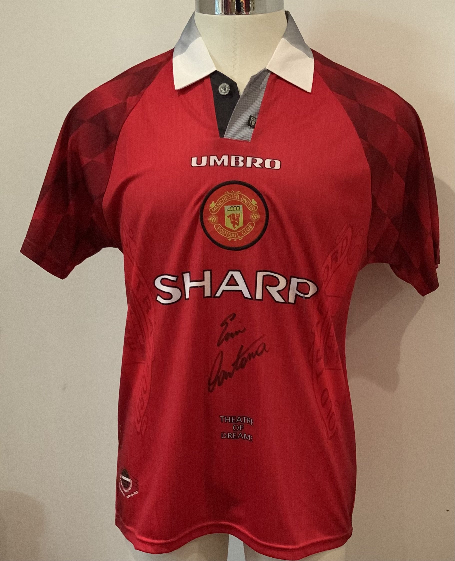 Manchester United Cantona Signed Replica Football Shirt: Short sleeve Umbro shirt signed to front by Cantona. XL shirt in good condition.