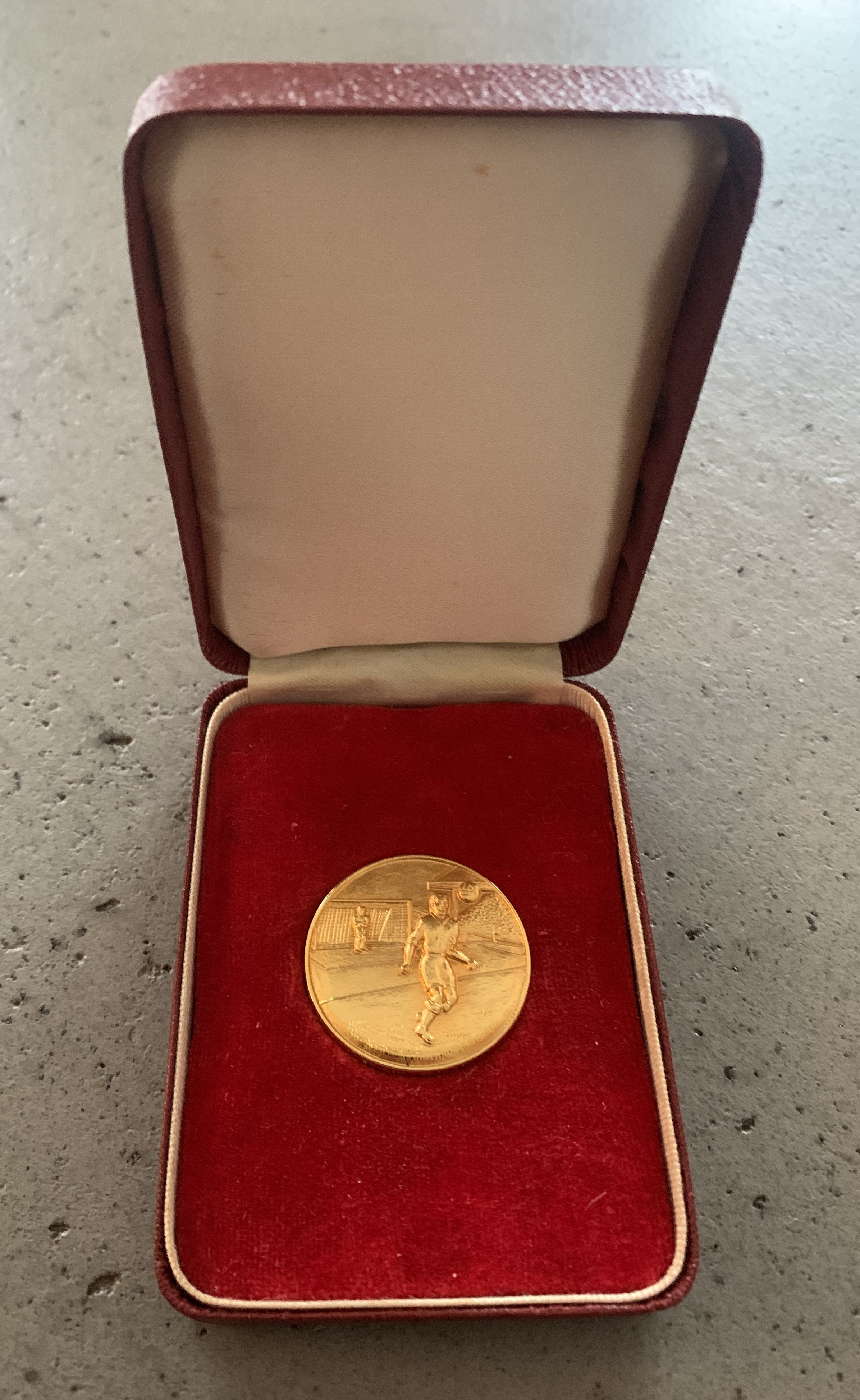 John Lyalls West Ham 1980 FA Cup Final Winners Gold Medal: 9ct gold medal in original Fattorini Box. Reverse inscribed Football Association Challenge Cup J Lyall. Incredibly rare as this managers medal differs from players medal although from same maker. Stunning piece of West Ham history with COA from the family.