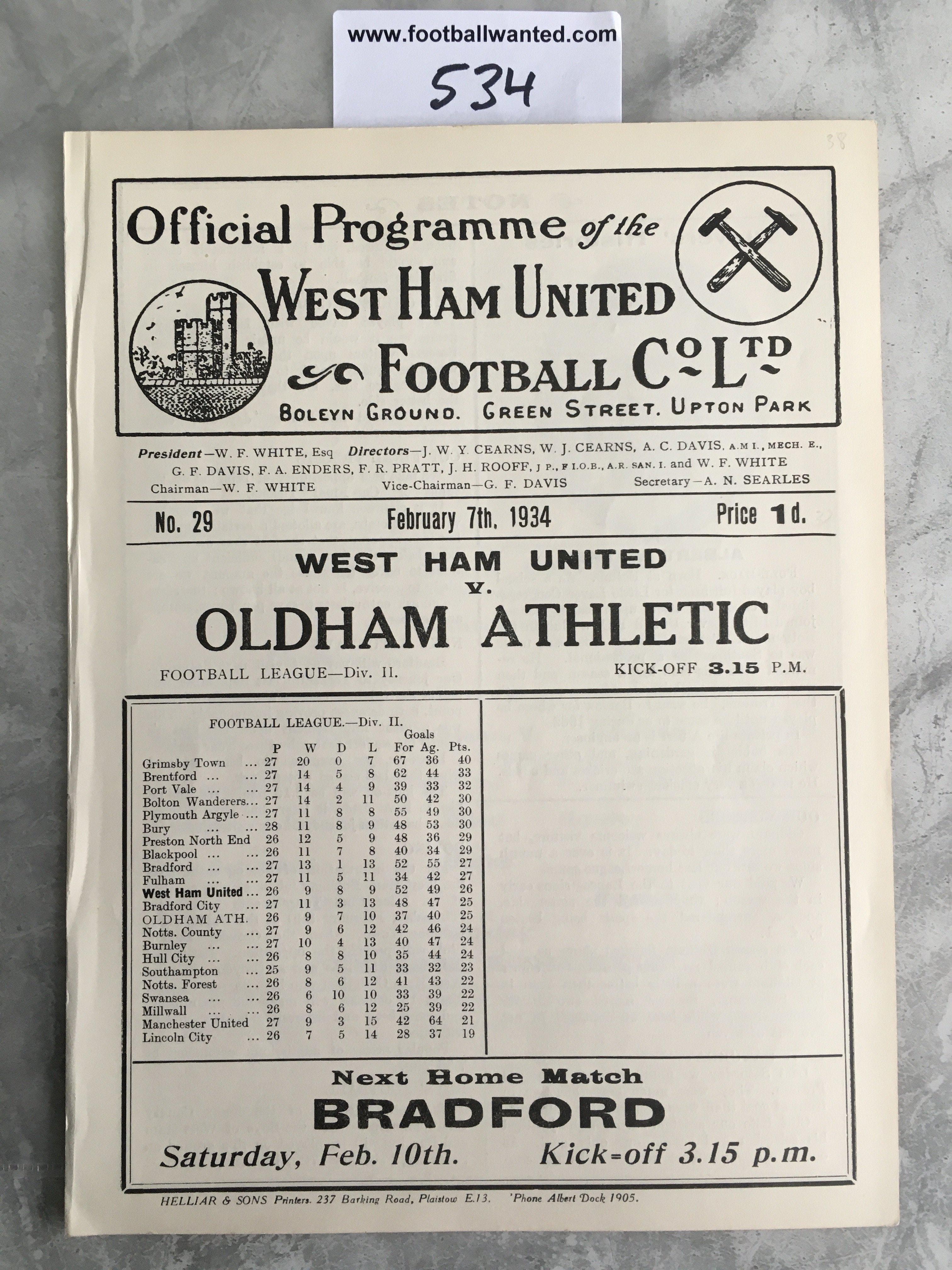 1933 - 1934 West Ham v Oldham Football Programme: Excellent condition ex bound white division two programme with no team changes.