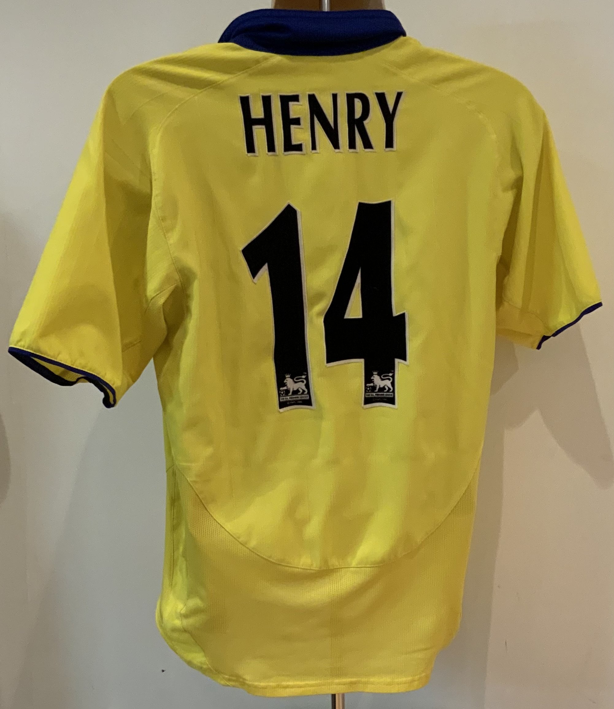 Arsenal 03 - 05 Away Football Shirt: Short sleeve yellow replica O2 in good condition. Size small. Henry 14 to rear.
