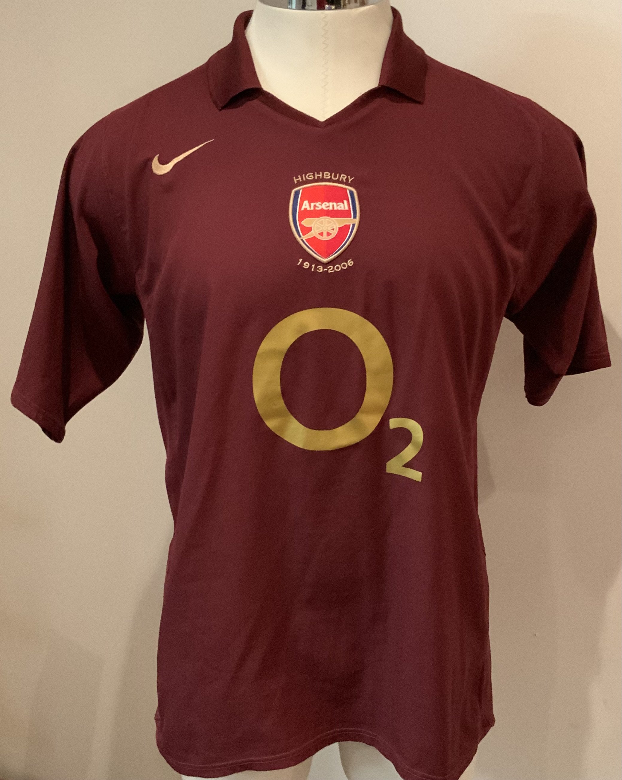 Arsenal 04 - 05 Home Football Shirt: Redcurrent short sleeve replica O2 in good condition. Size large. Last season at Highbury.