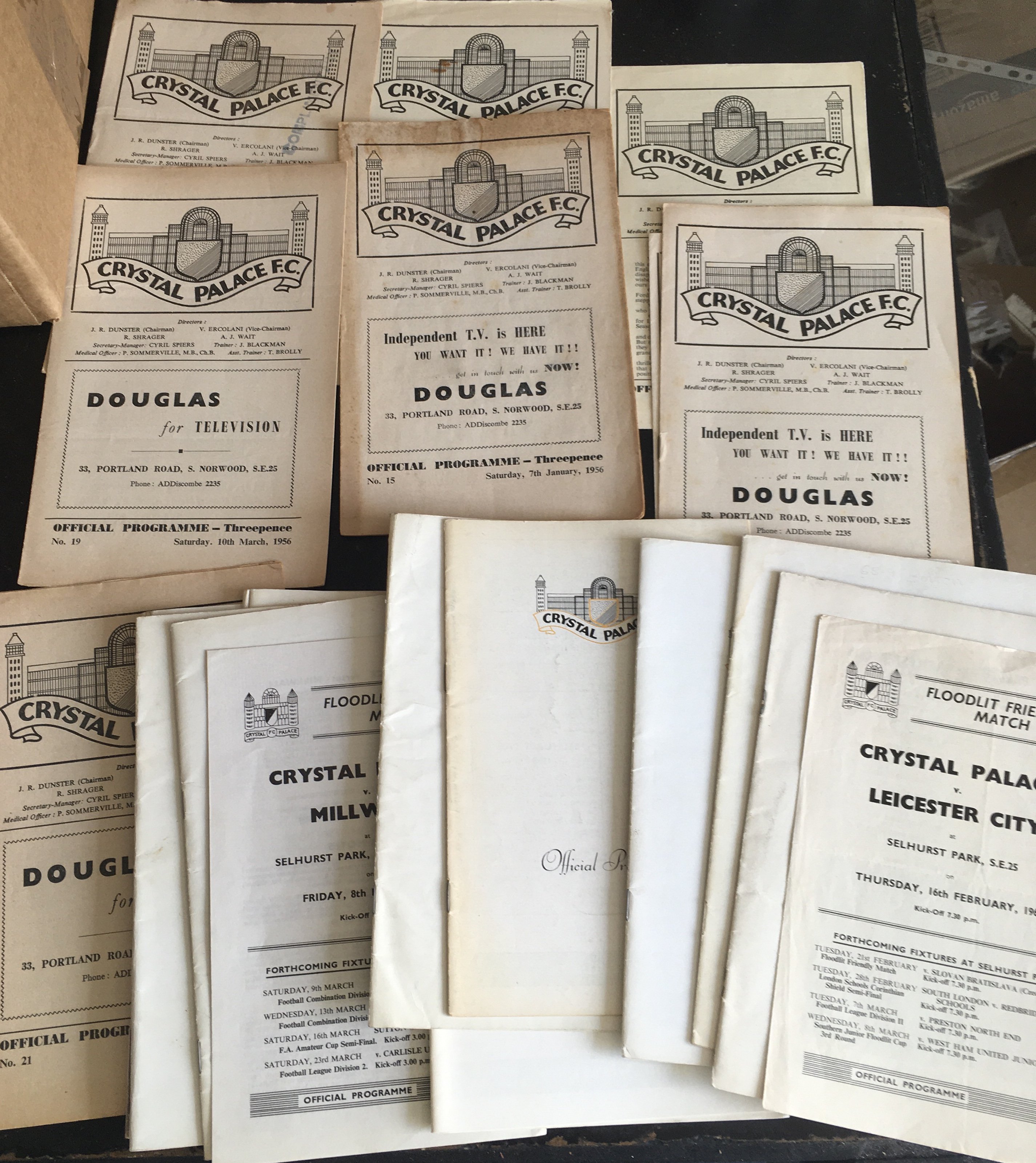 Crystal Palace Home Football Programmes: 7 from the 50s and a further 15 from the 60s and a quantity of 90s.Instructions to sell. (box)
