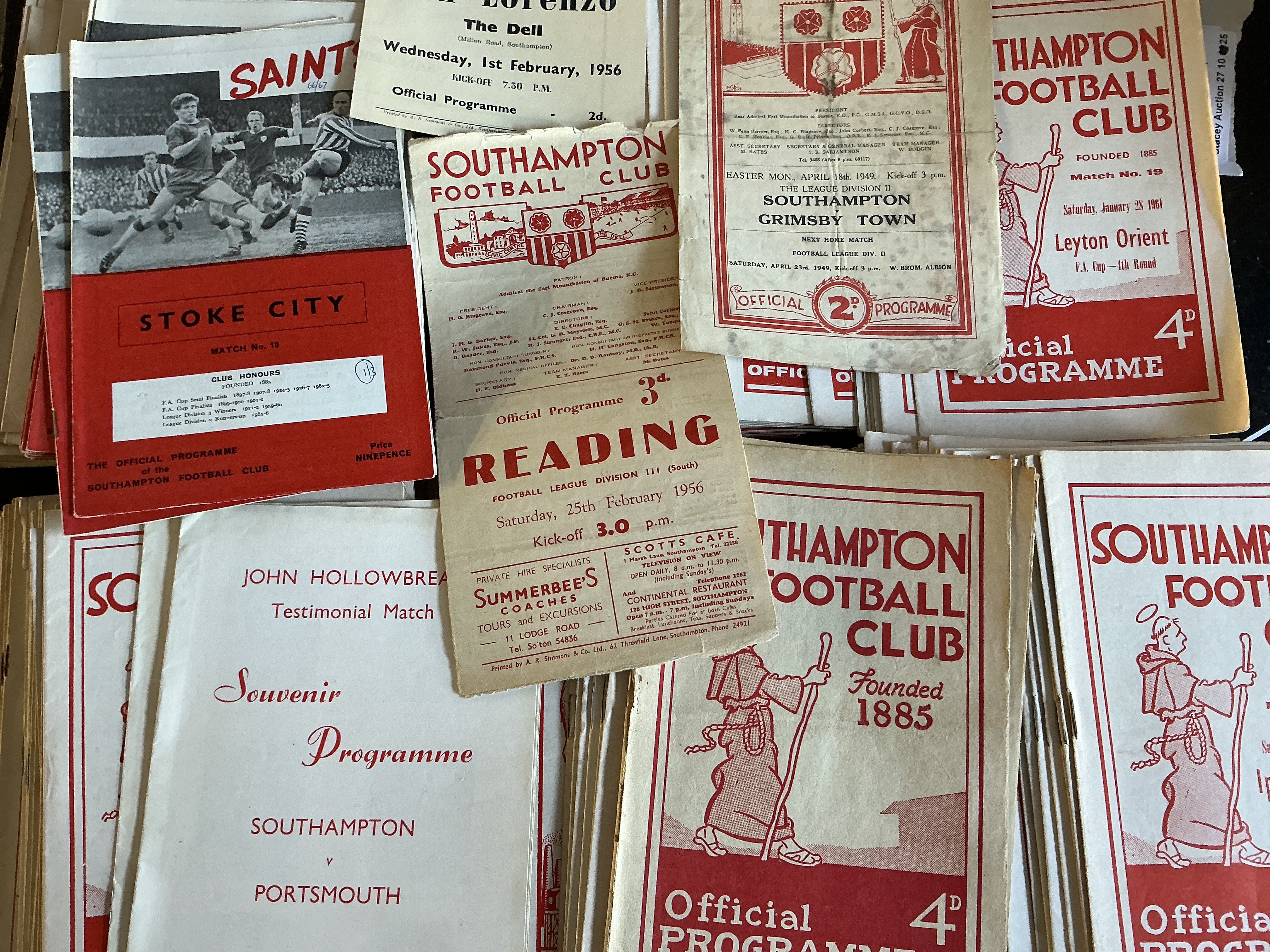 Southampton 1960s Football Programmes: Around 250 spanning the decade with some earlier. Very good with duplication. (est 250)