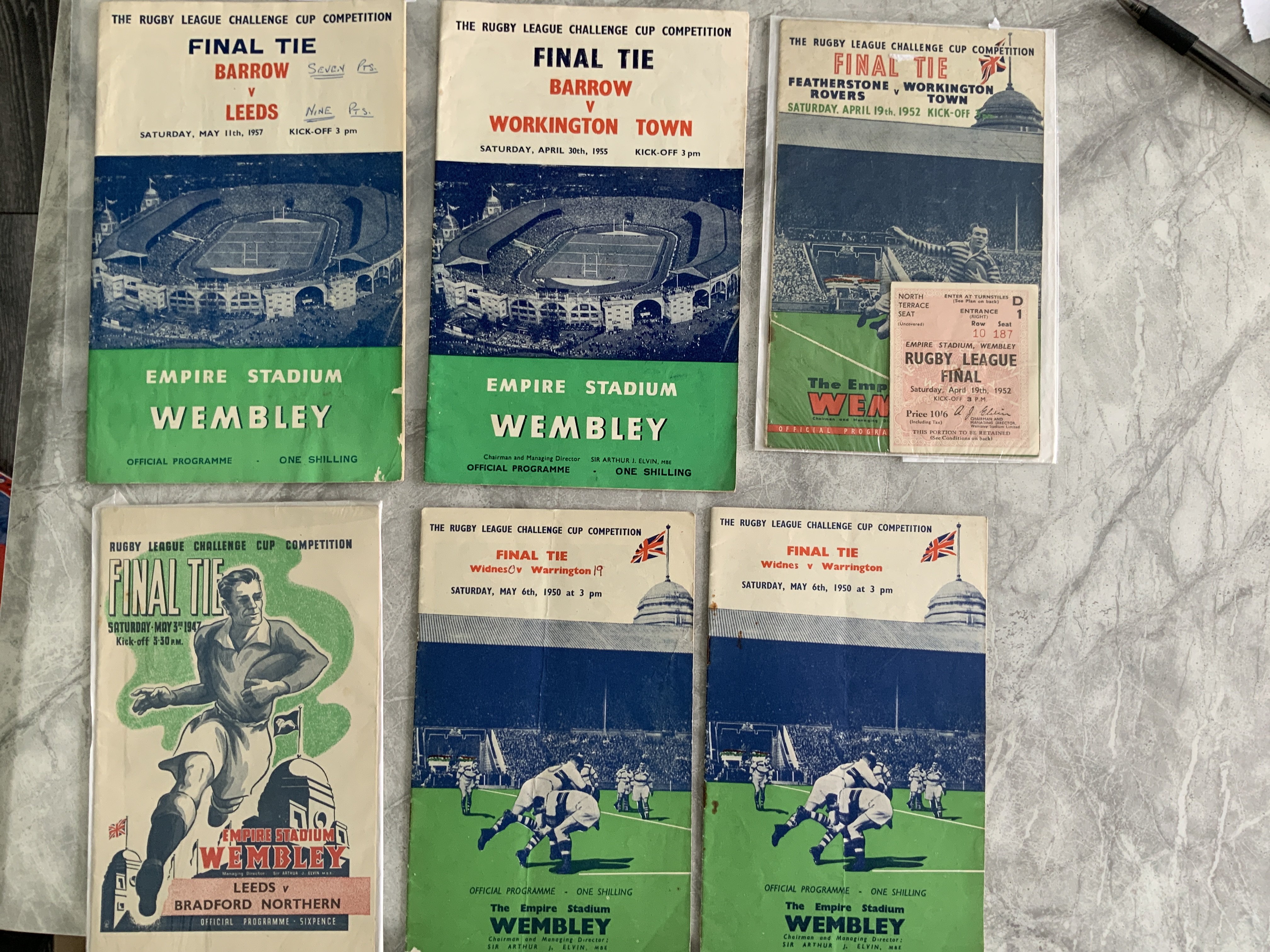 Rugby League Final Football Programmes: 1947 excellent, 1950 x 2 both with small faults, 1952 with ticket, 1955 and 1957 with writing. There are a further 12 from 1962 to 1976 in mainly good condition. (18)