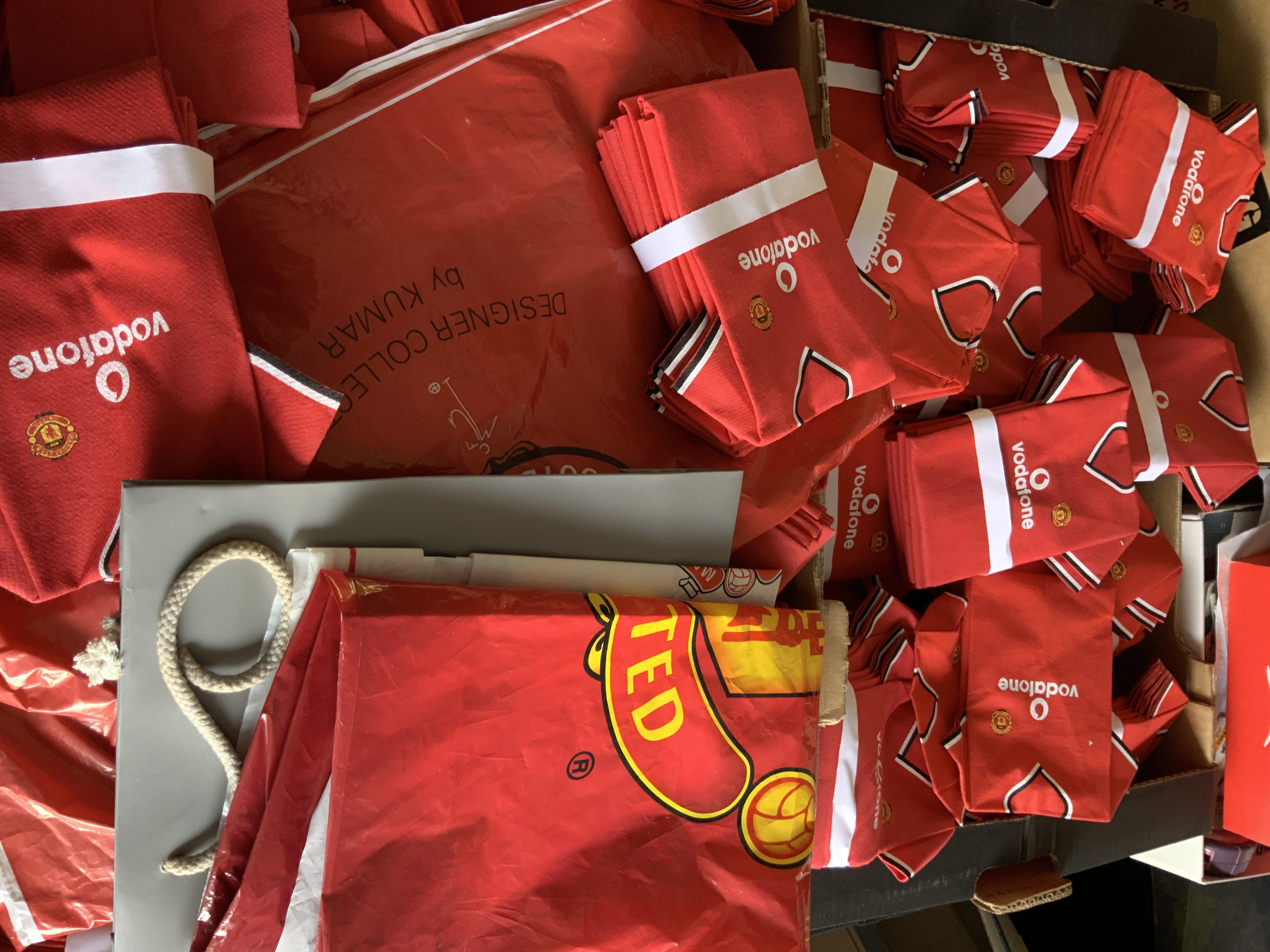 Manchester United Corporate Lounge Serviettes: Many hundreds in two boxes all unused in the shape of a 2000/2001 home shirt with Vodafone sponsorship. Instructions to sell.