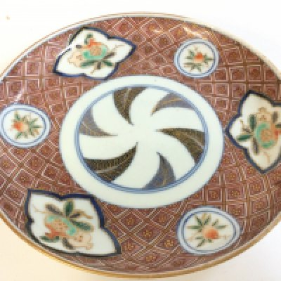 A Chinese Imari dish with a six character mark at base. 18cm wide.- NO RESERVE
