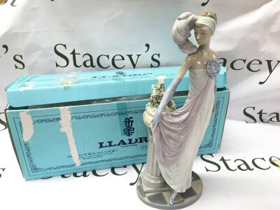 A Lladro Socialite of the 20's porcelain figurine, model number 5283. No obvious damage or restoration