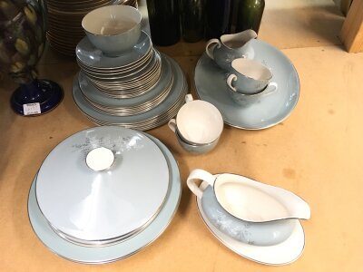 A Doulton Forest Glade dinner set includes cups, plates etc