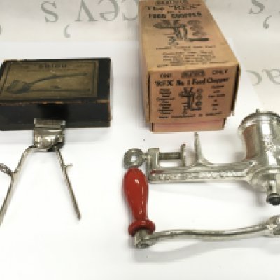 A vintage boxed mincer and Brior bobbing clippers.  NO RESERVE