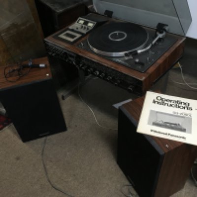 A Panasonic SG-2080L music centre and a pair of Panasonic bookshelf speakers. Comes with operating manual. NO RESERVE