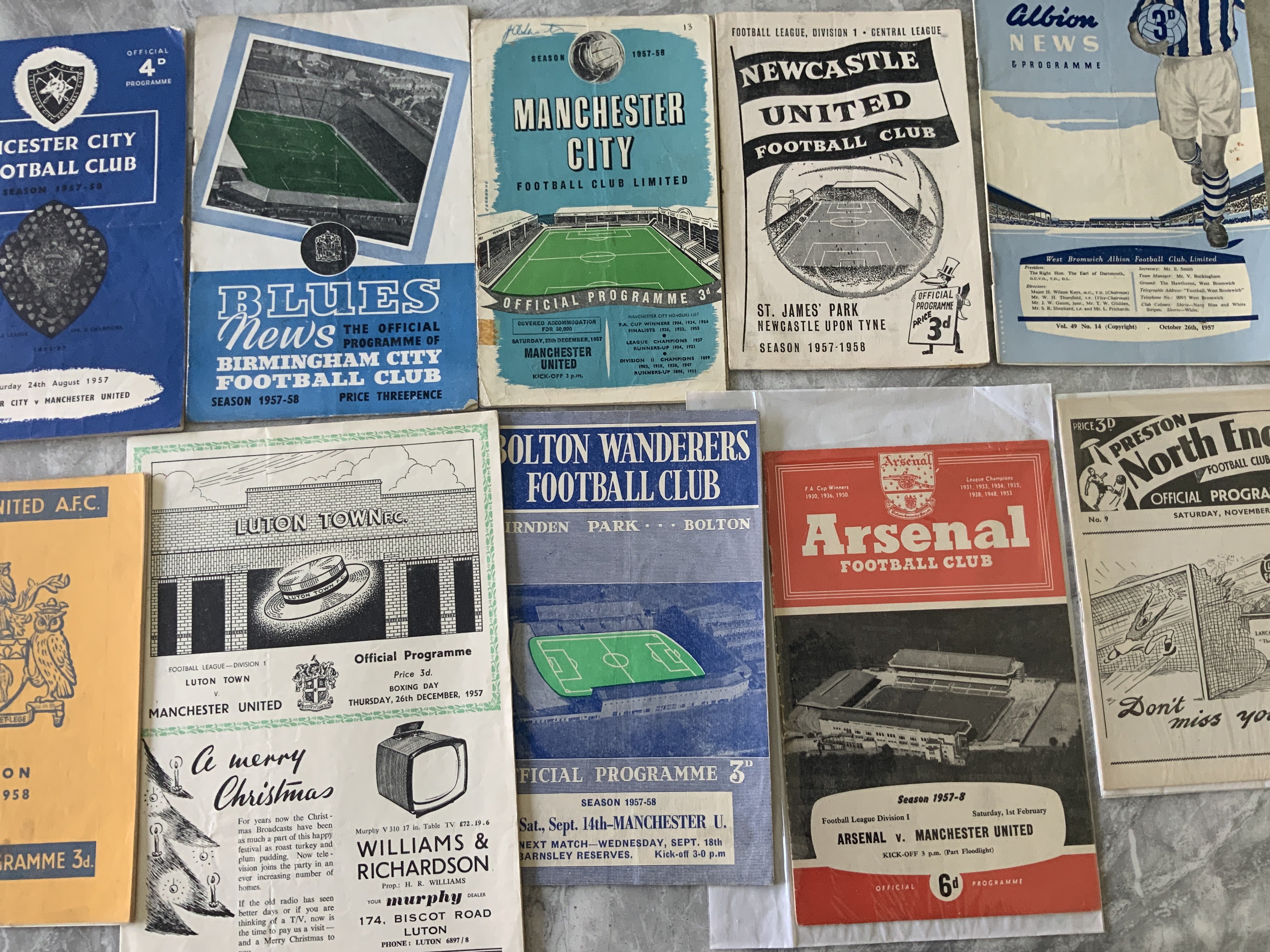 57/58 Manchester United Away Football Programmes: Near complete season of Munich season league games except Chelsea and Aston Villa. Mainly very good including last match of the Busby Babes v Arsenal. (19)