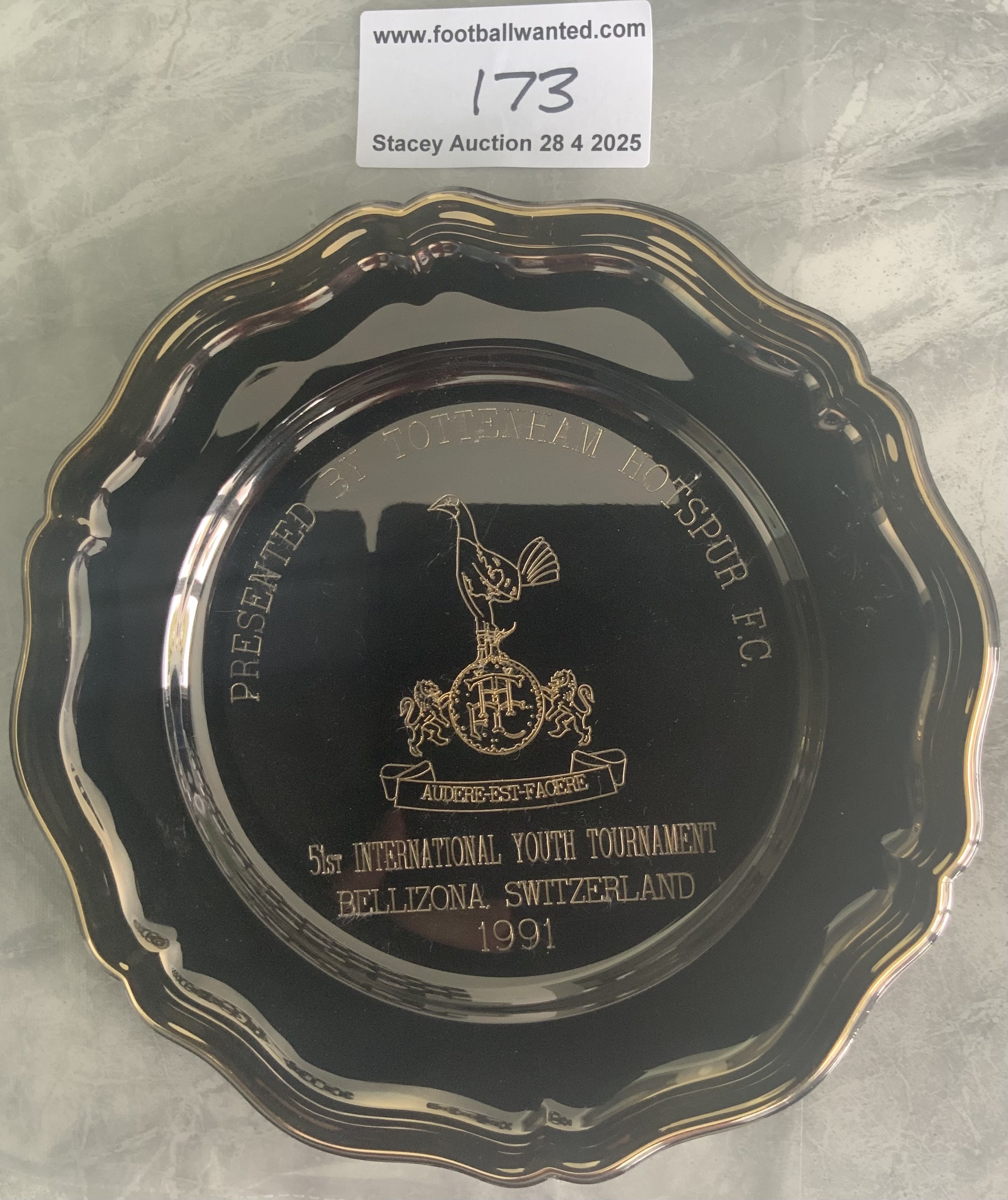 1991 Youth Tournament Tottenham Football Gift: Tornio Internazionale Switzerland was held in Bellizona from 1941 through to 2018 every year. It has been won by the biggest names in world football. This beautiful tray has the Tottenham badge to middle and the words Presented by Tottenham Hotspur FC 51st International Youth Tournament Bellizona Switzerland 1991. Tottenham drew with Bellizona in the final.