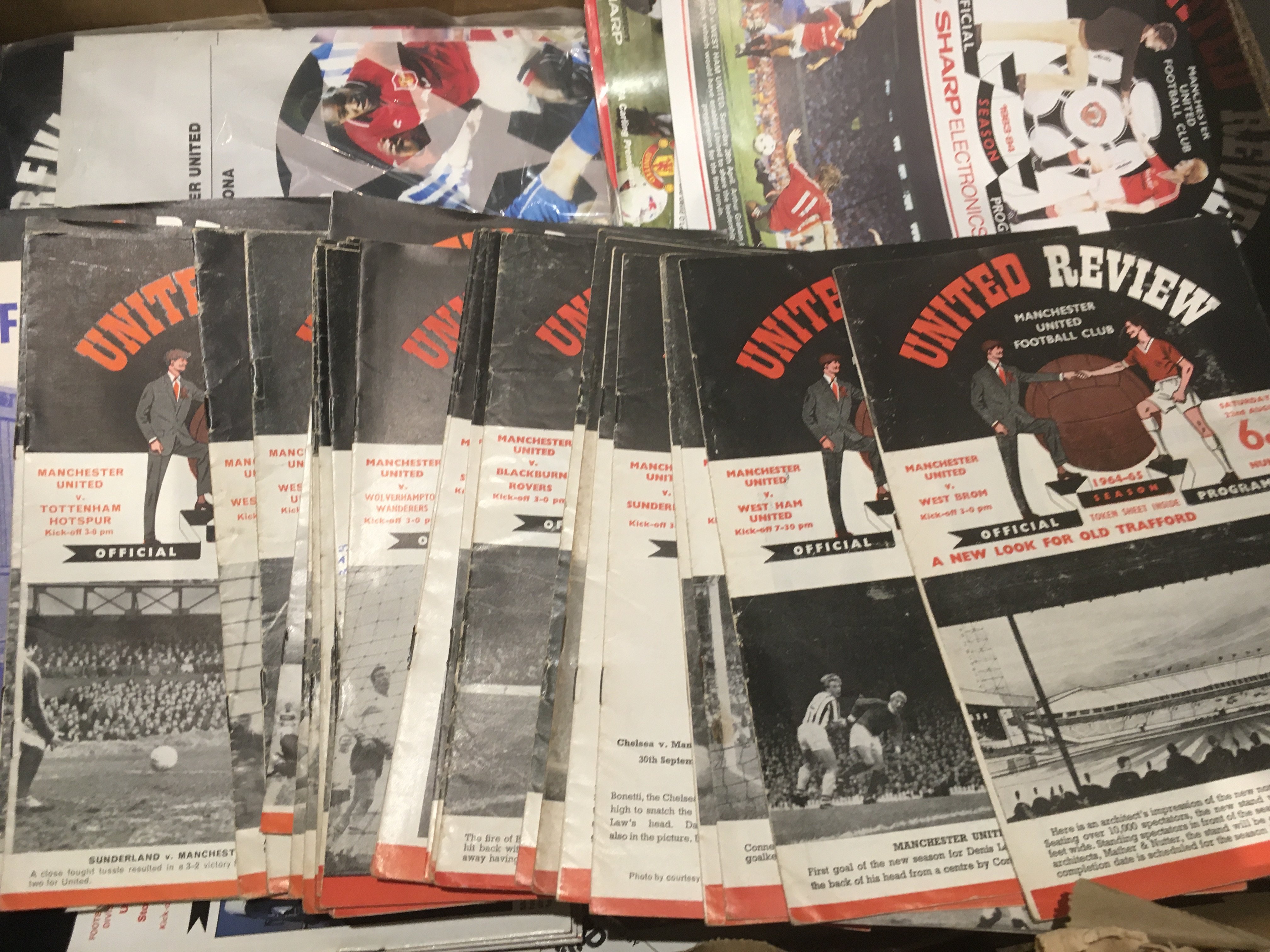 Manchester United Football Programmes: Quantity of home and aways from the mid 60s then what could be some complete seasons of homes from 80s and 90s. Instructions to sell. (box)