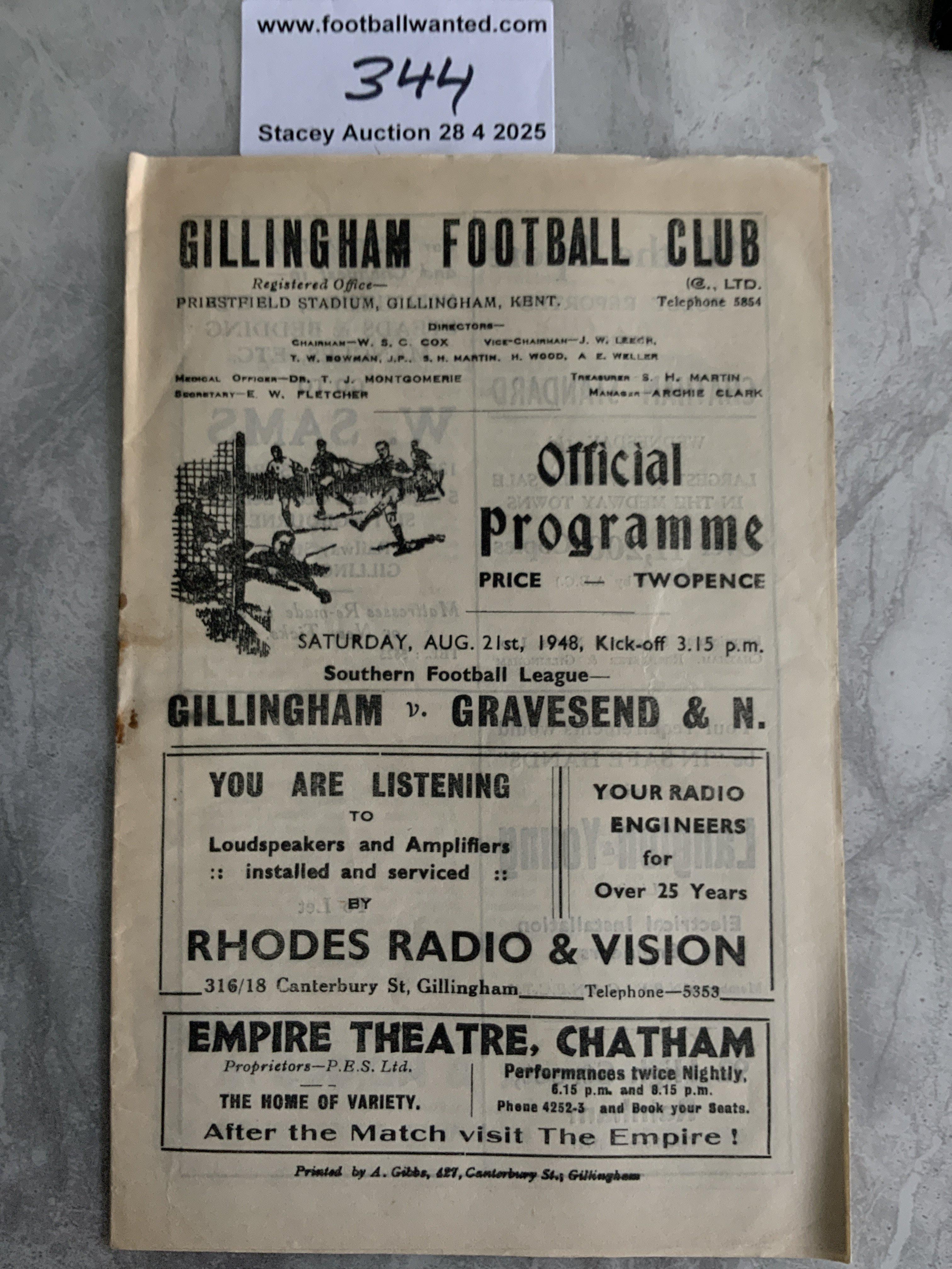 48/49 Gillingham v Gravesend Football Programme: Very good condition programme with no team changes. Dated 21 8 1948 from the Southern League. Rusty staple holding firm.