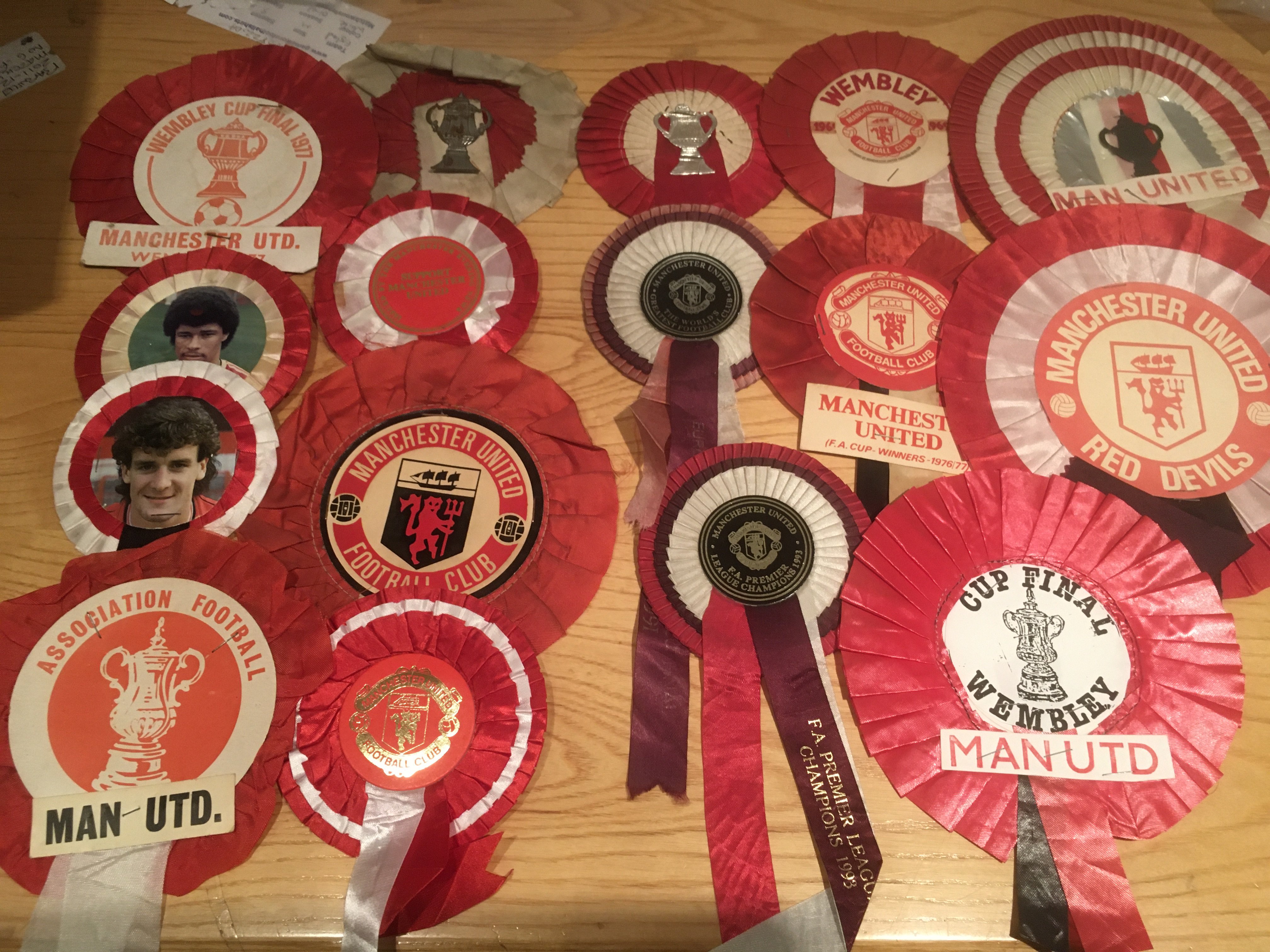 Manchester United Football Rosettes: From the 60s up to 1993 in excellent condition. (16)
