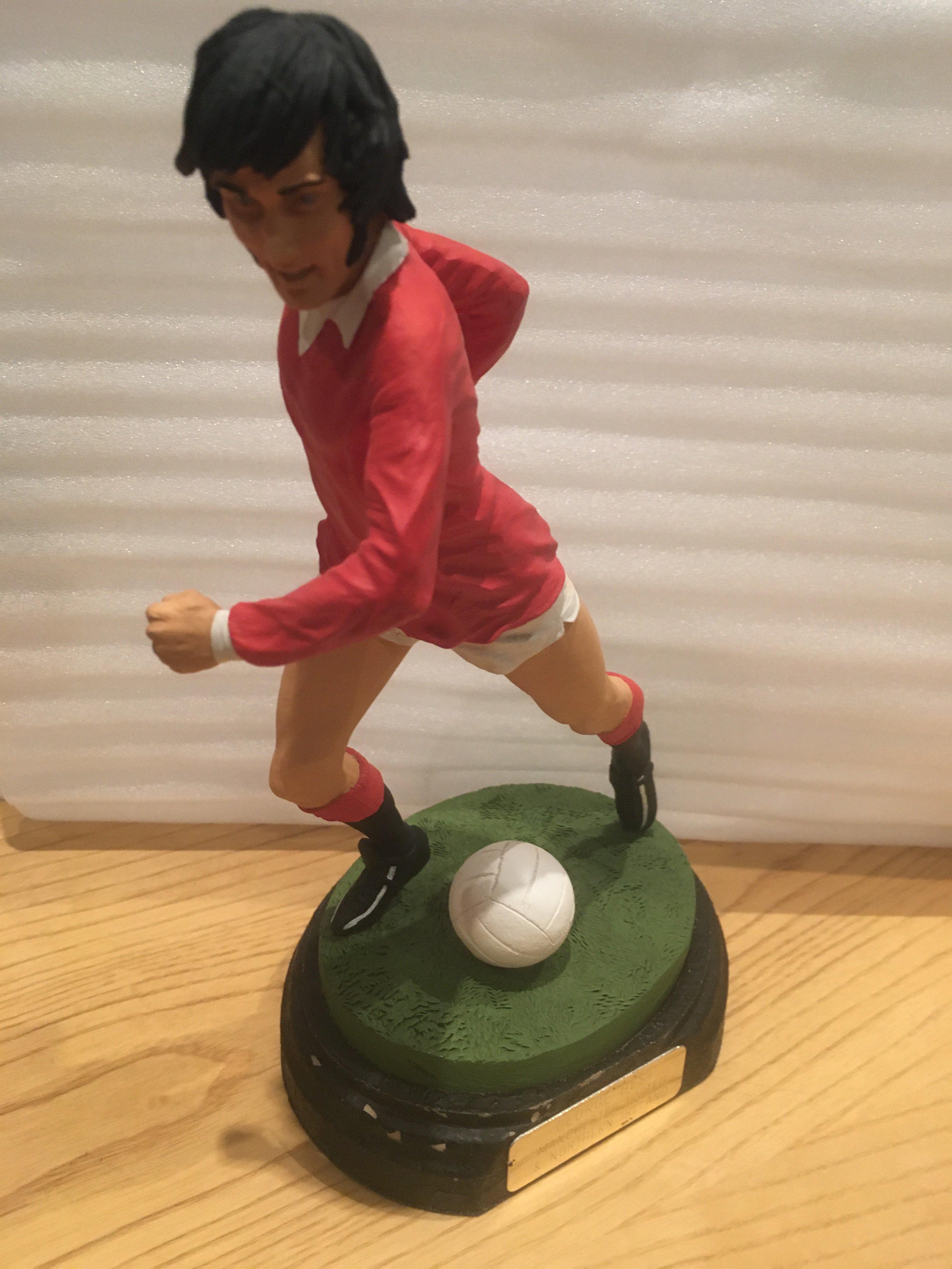 George Best Manchester United Football Figure: Excellent lifelike figure featuring Best In Manchester United kit wearing number 11. Sitting on base with plaque measuring 9 inches high including base.