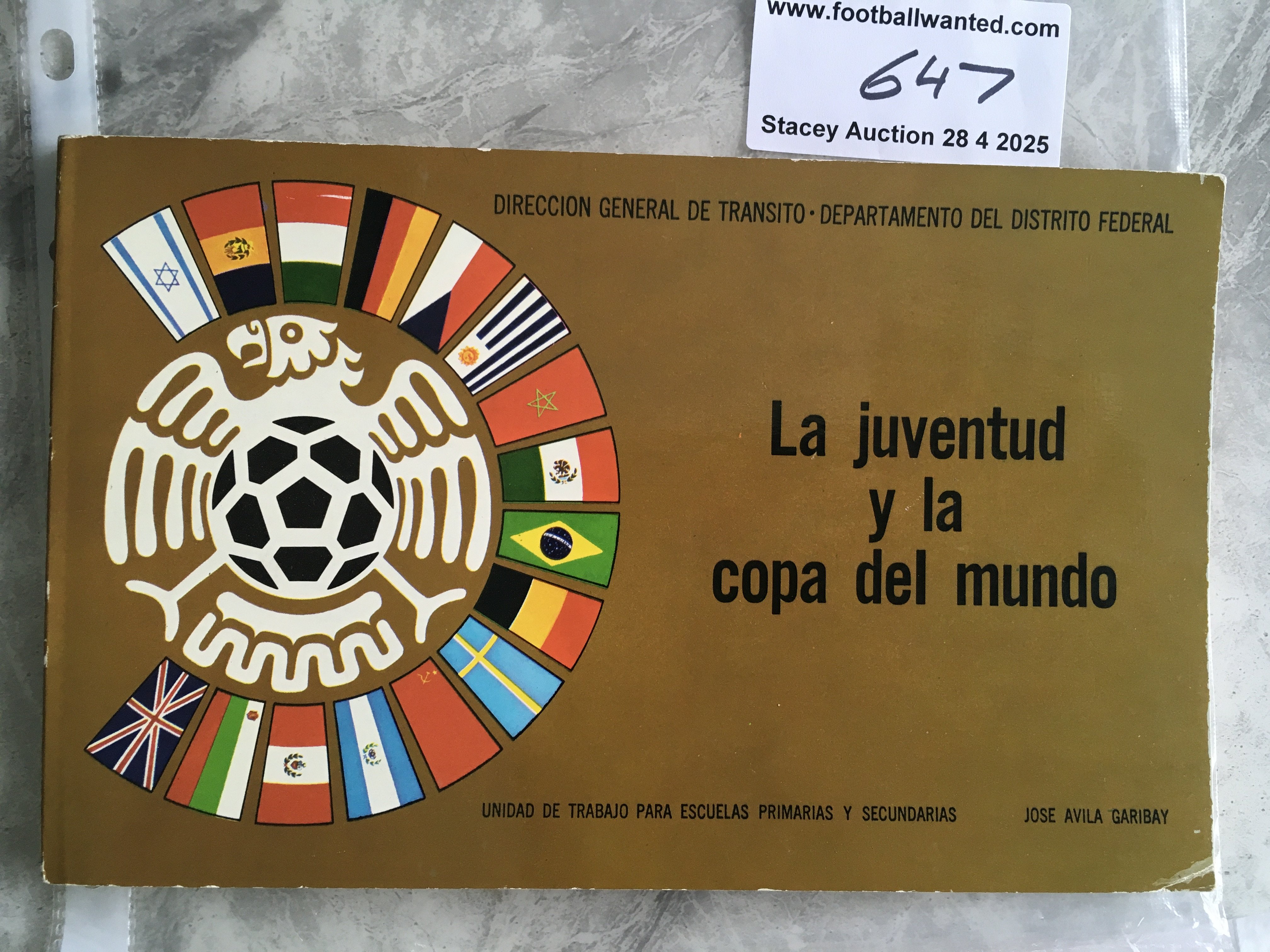 Rare 1970 World Cup Football Brochure: Stunning gold booklet in Spanish with in depth analysis and pictures of the squads etc for the forthcoming World Cup in Mexico. Participating Nations flags to cover. Nice item.