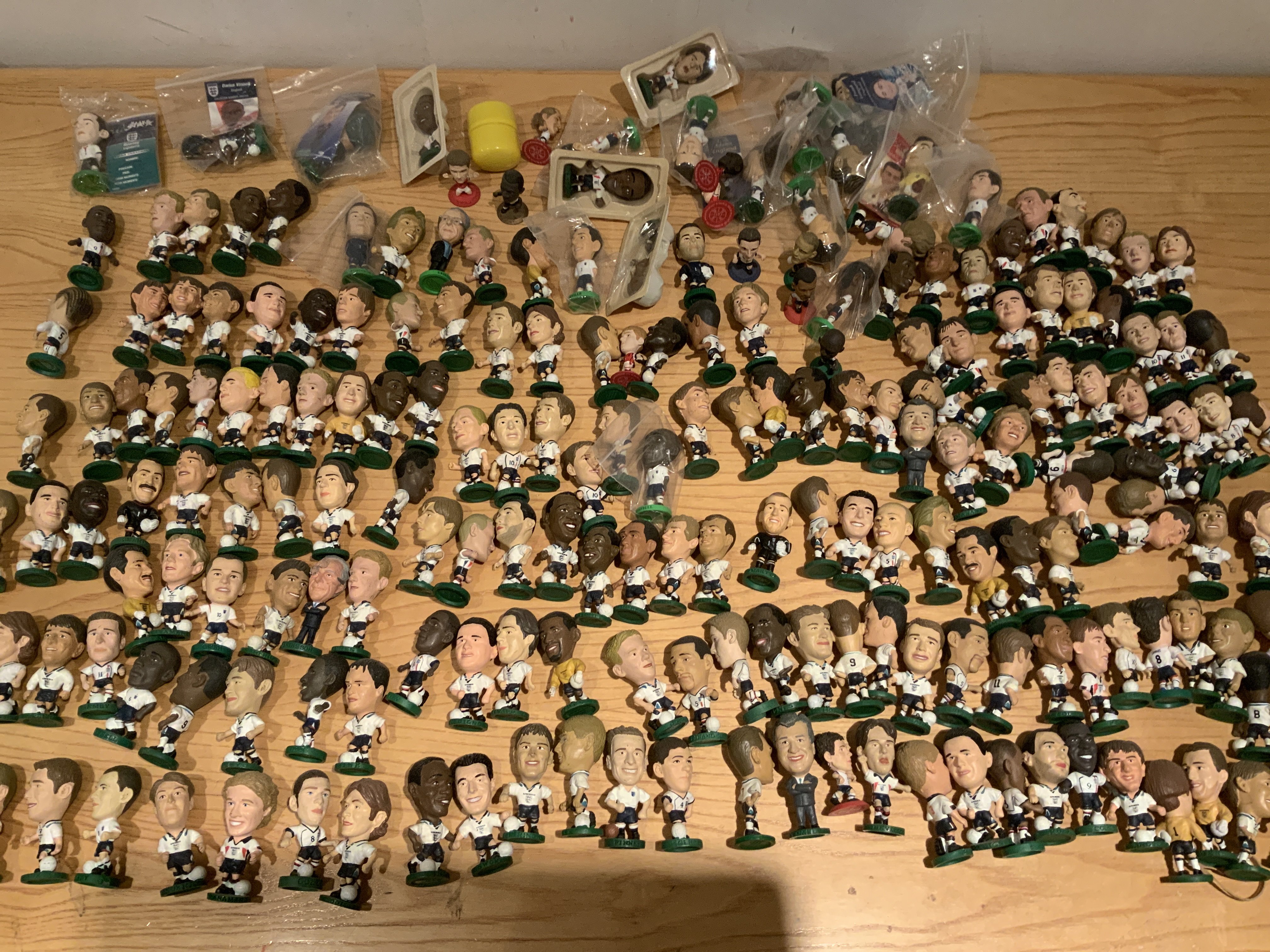 England Corinthian Football Players: Large quantity mainly loose without box or wrappers. Duplication. (est 200)