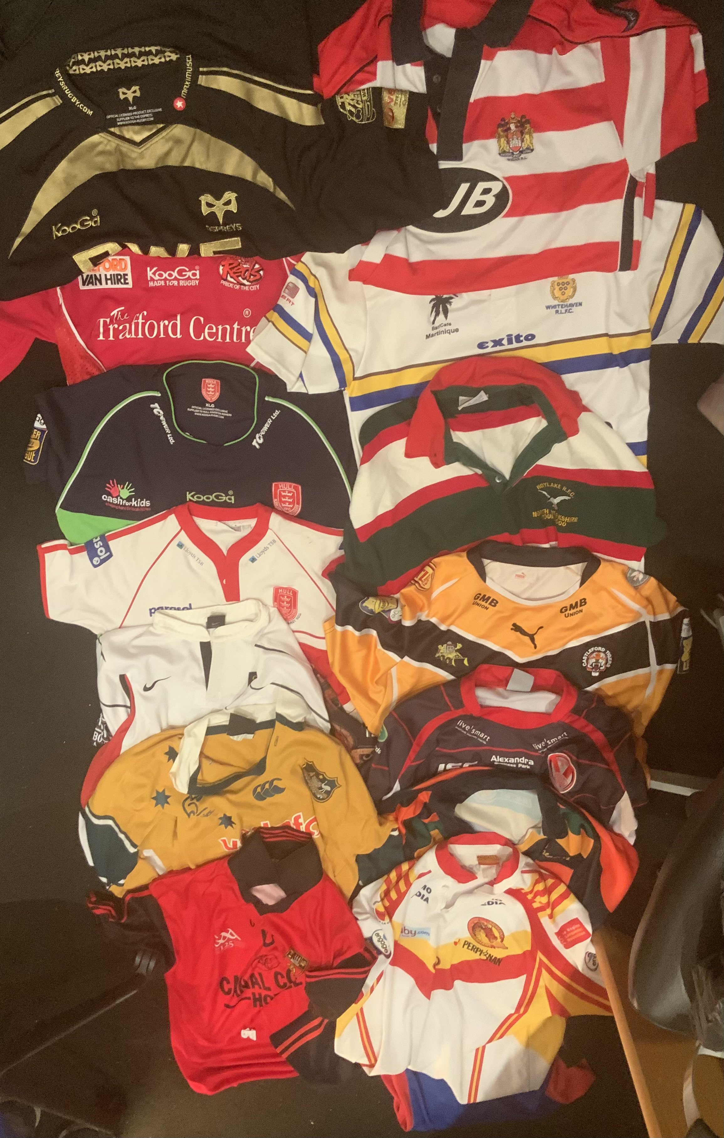 Rugby Shirt Collection: Excellent condition shirts in at least mens large sizes and larger. Teams include Wigan Wasps Saints Castleford Whitehaven HKR and Ospreys. (16)