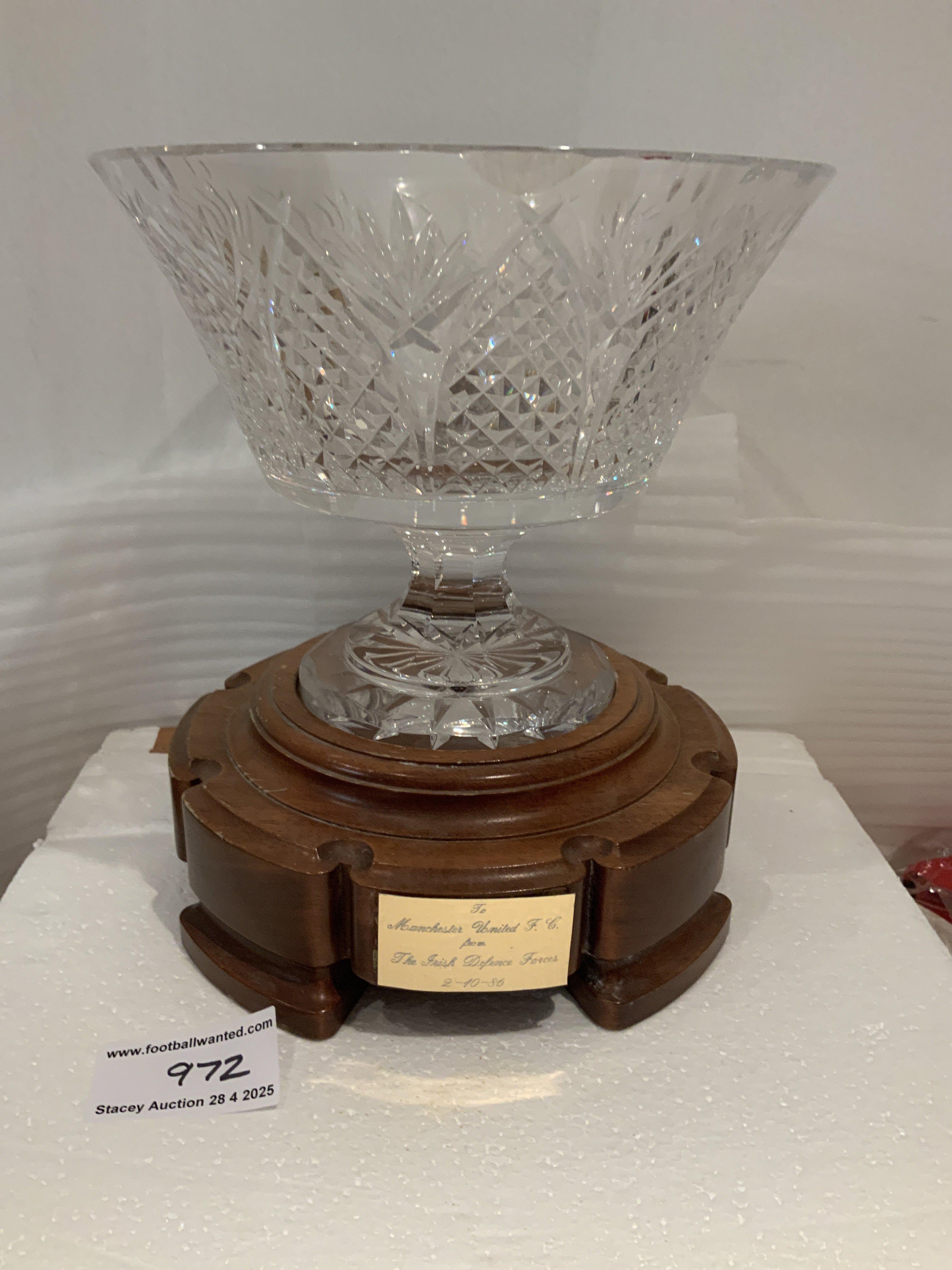 Manchester United 1986 Crystal Vase: Presented by the Irish Defence Forces to Manchester United on 2 10 1986. Top quality heavy large crystal on wooden base. Crystal has slight chip.