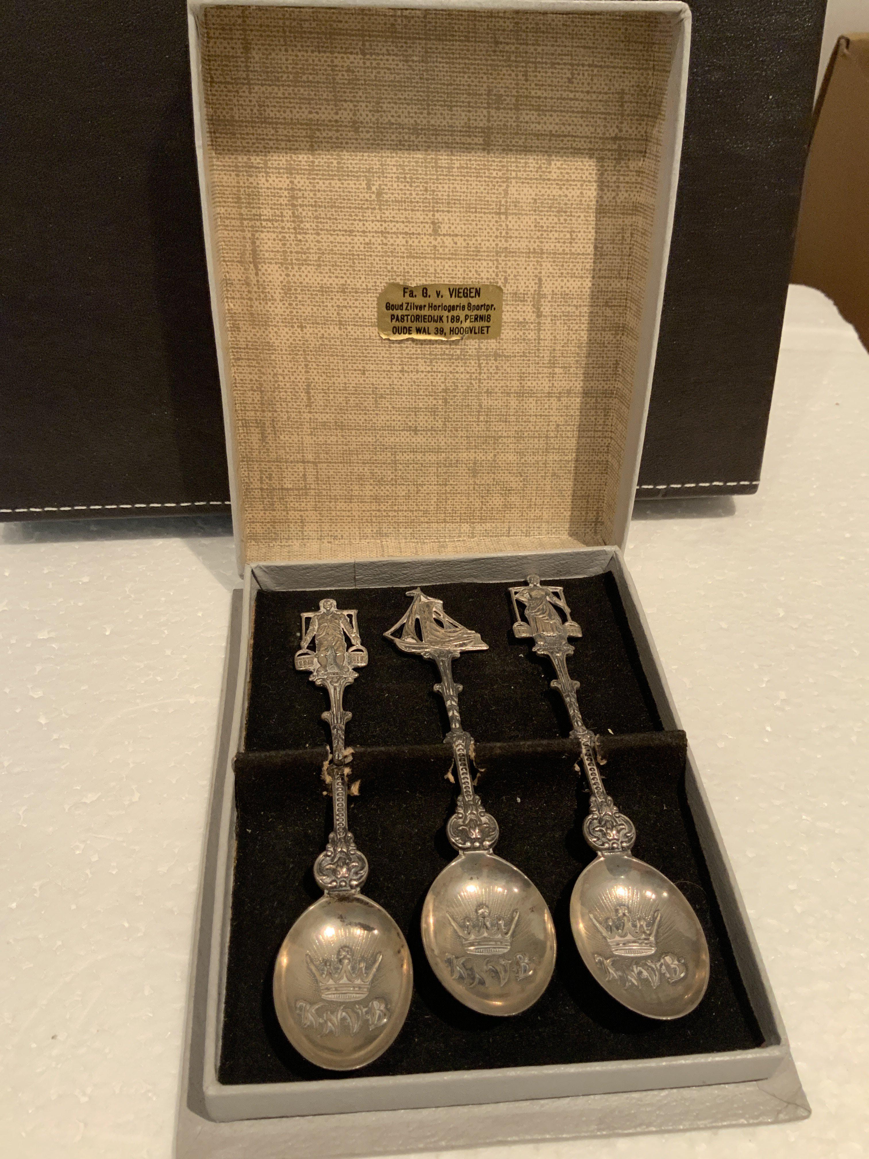 61/62 Manchester United v Amsterdam X1 Players Gift: Set of 3 all different decorative spoons in original box gifted to Manchester United player Dave Gaskell for match in Amsterdam on 23 5 1962.