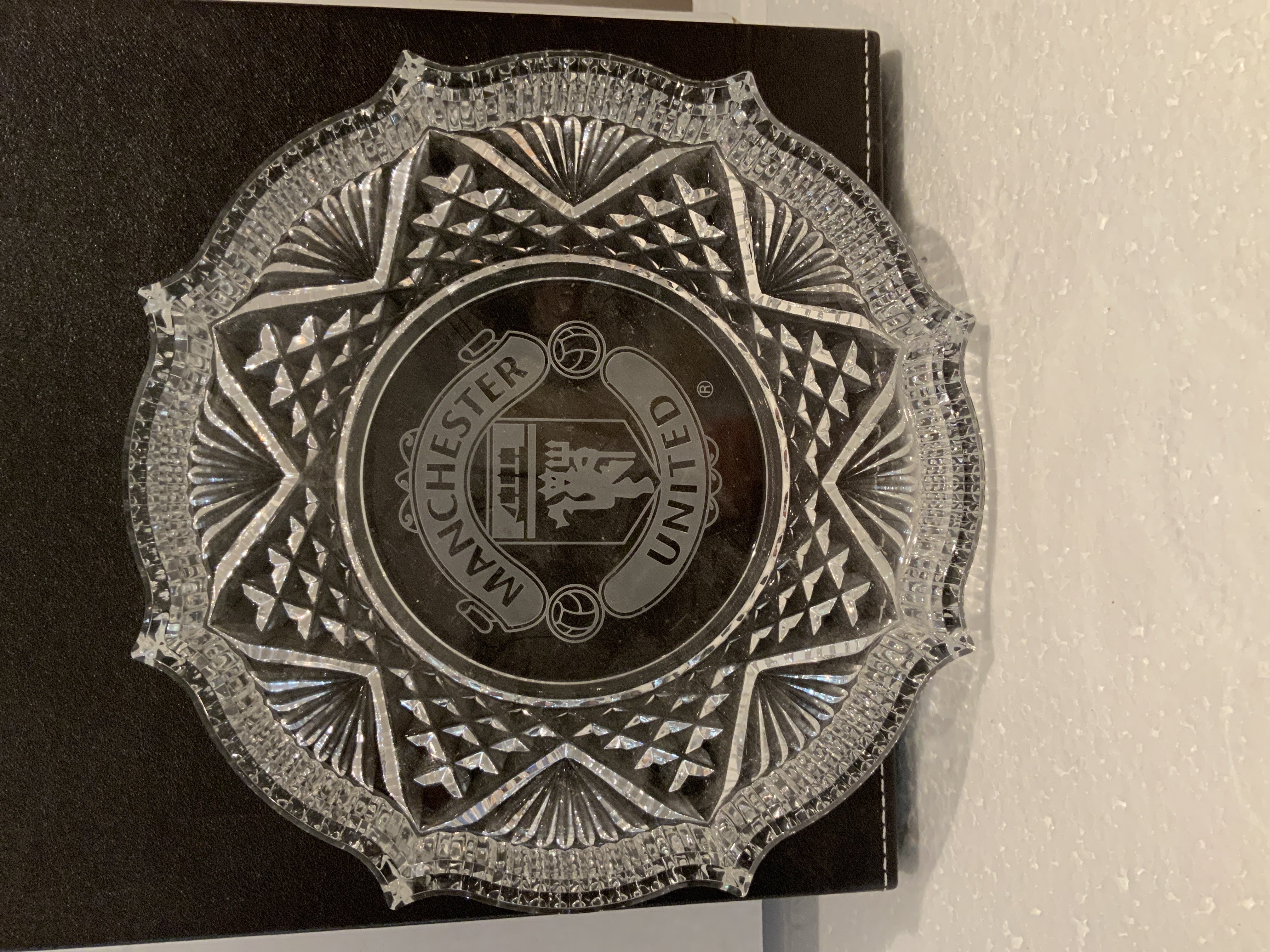 Manchester United Crystal Dish: Heavy quality 8 inch dish probably from the 1980s and possibly not commercially available. Manchester United badge to centre.