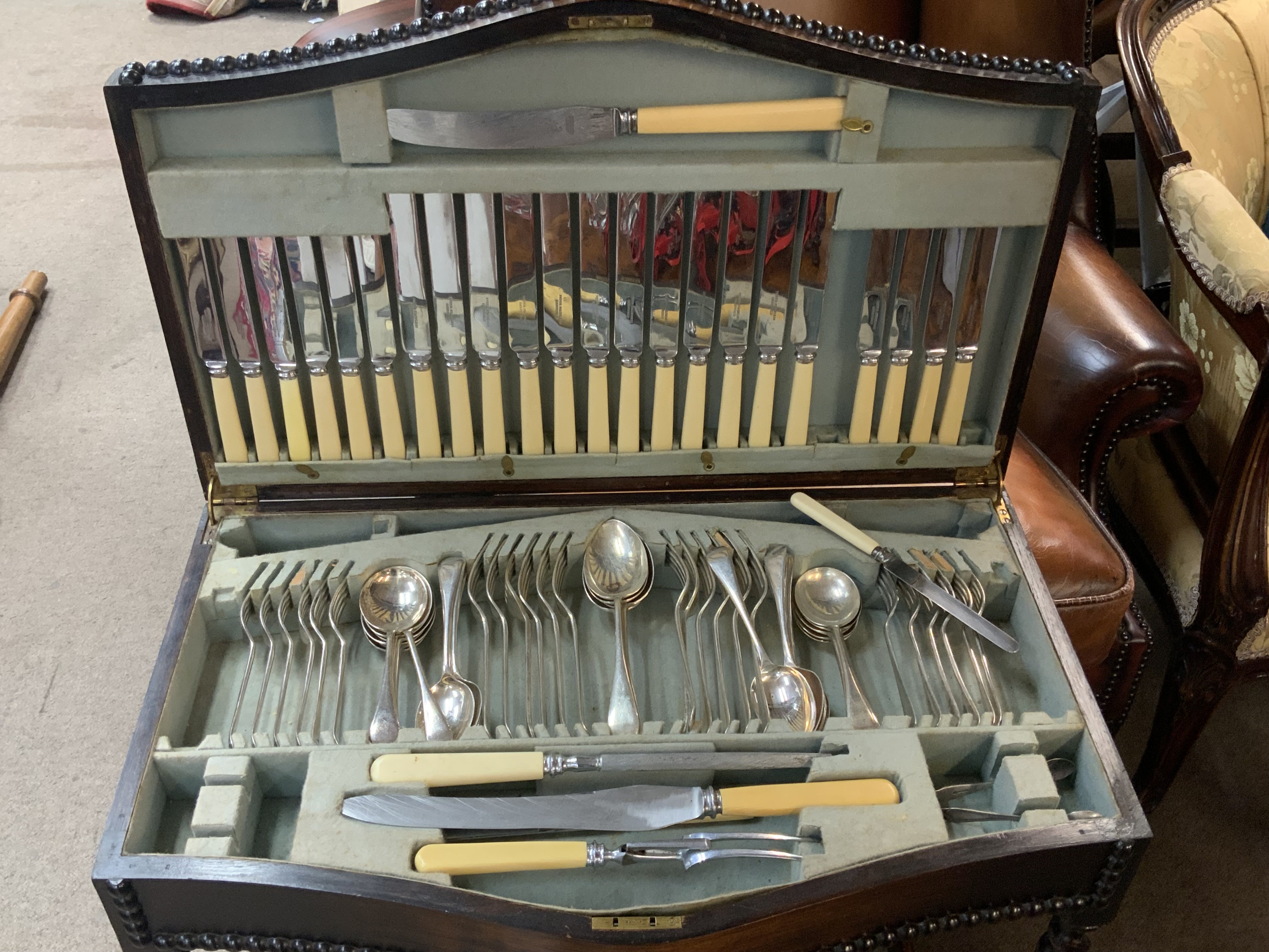 An Oak cased canteen of cutlery.