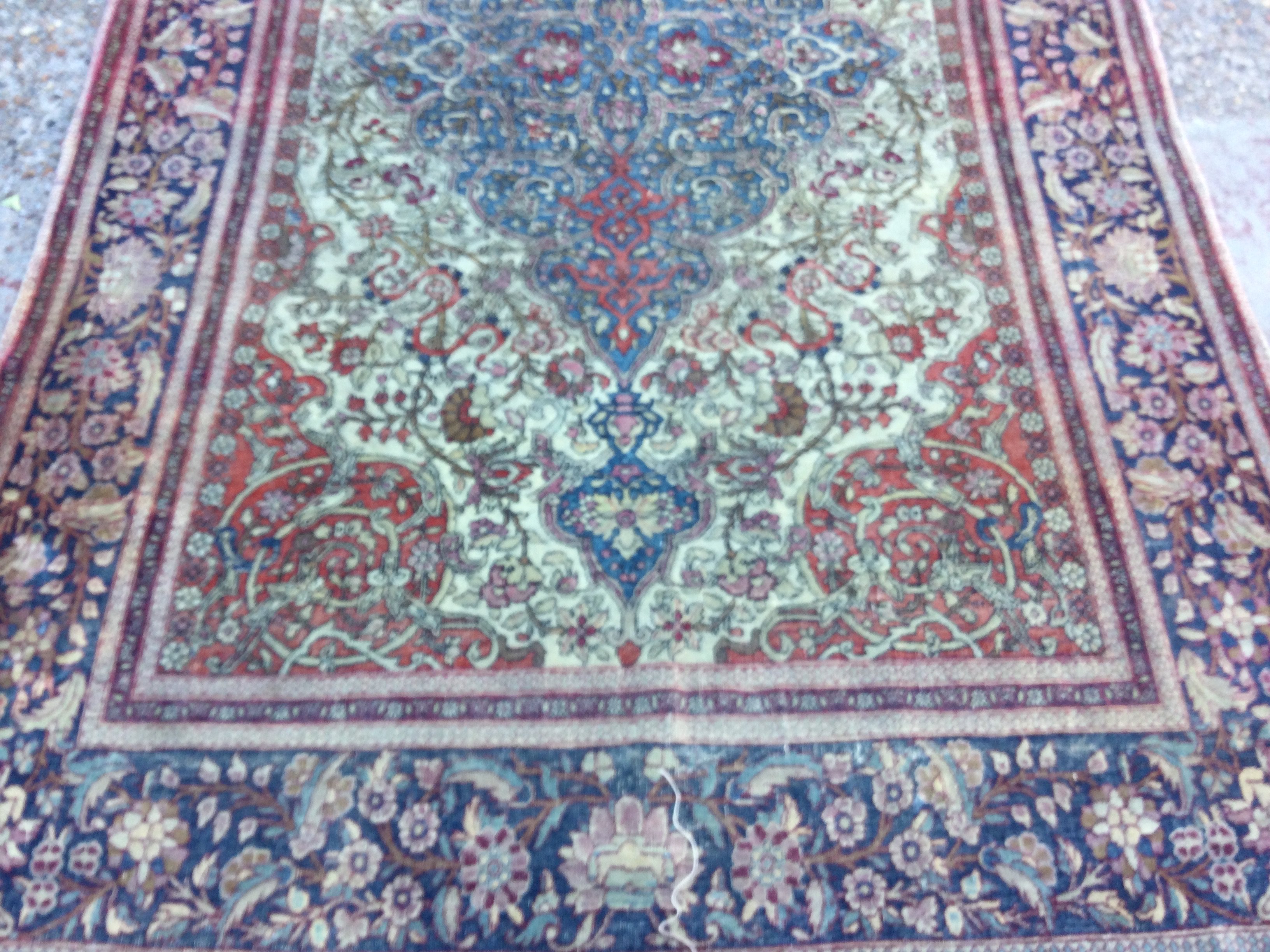 A kashan rug with central geometric motifs and a floral boarder . 210 x 140 cm .