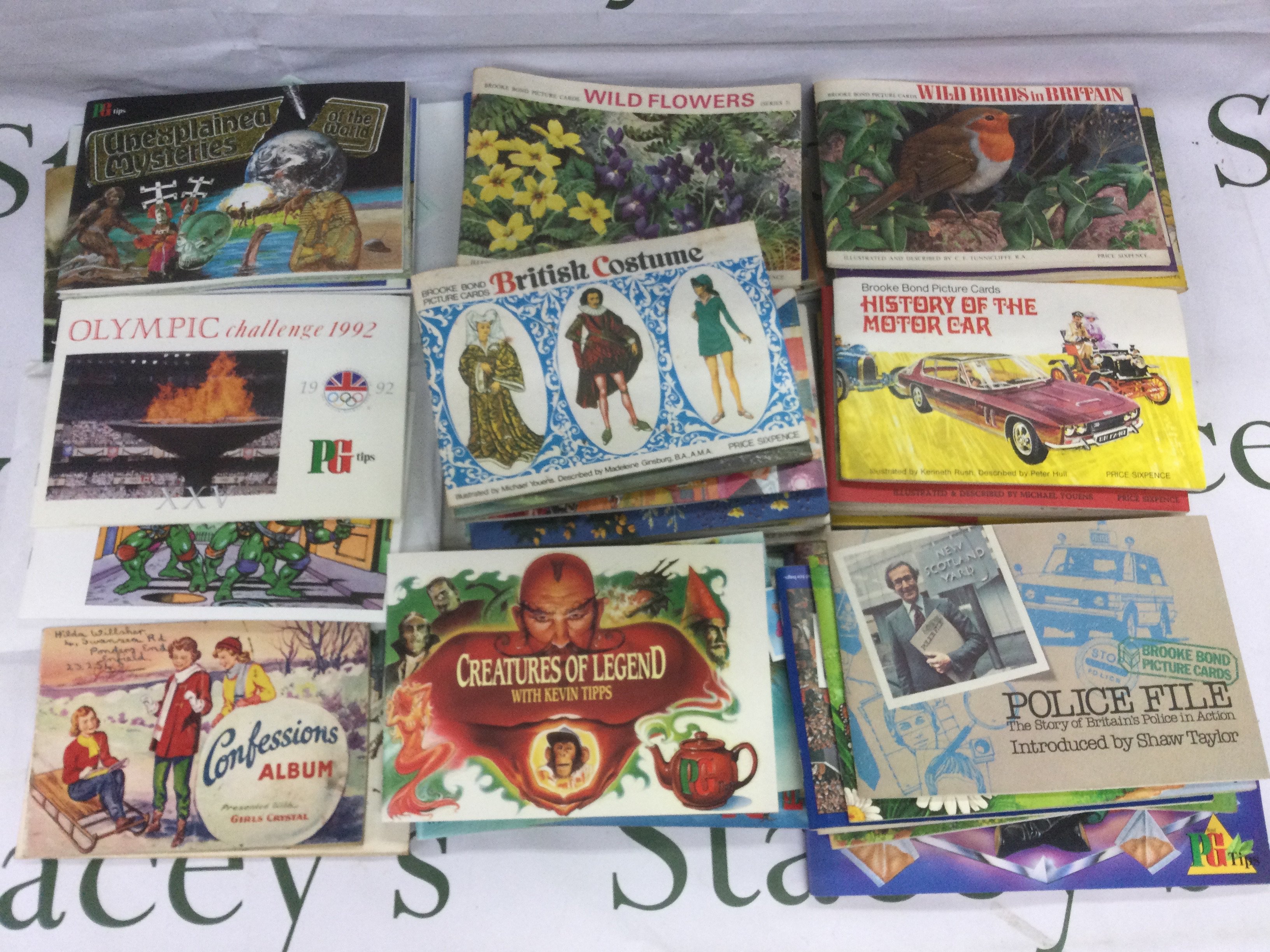 A collection of tea cards in albums. Shipping category B.