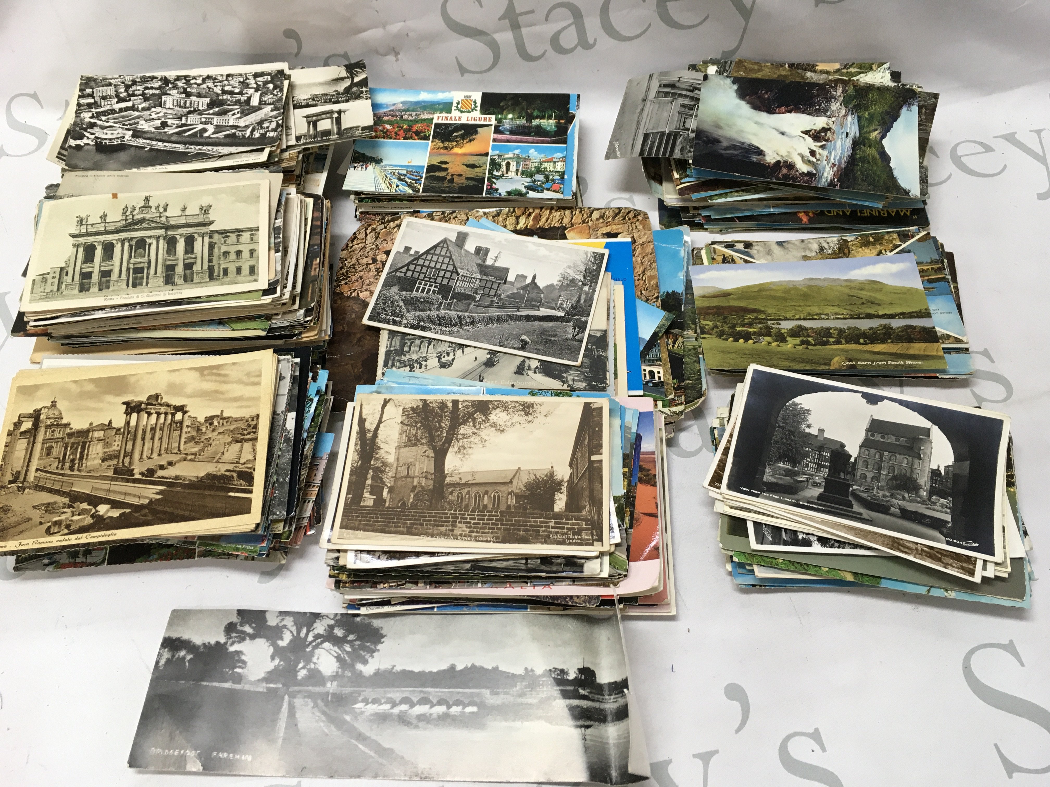 A large collection of British and foreign postcards , postage category B