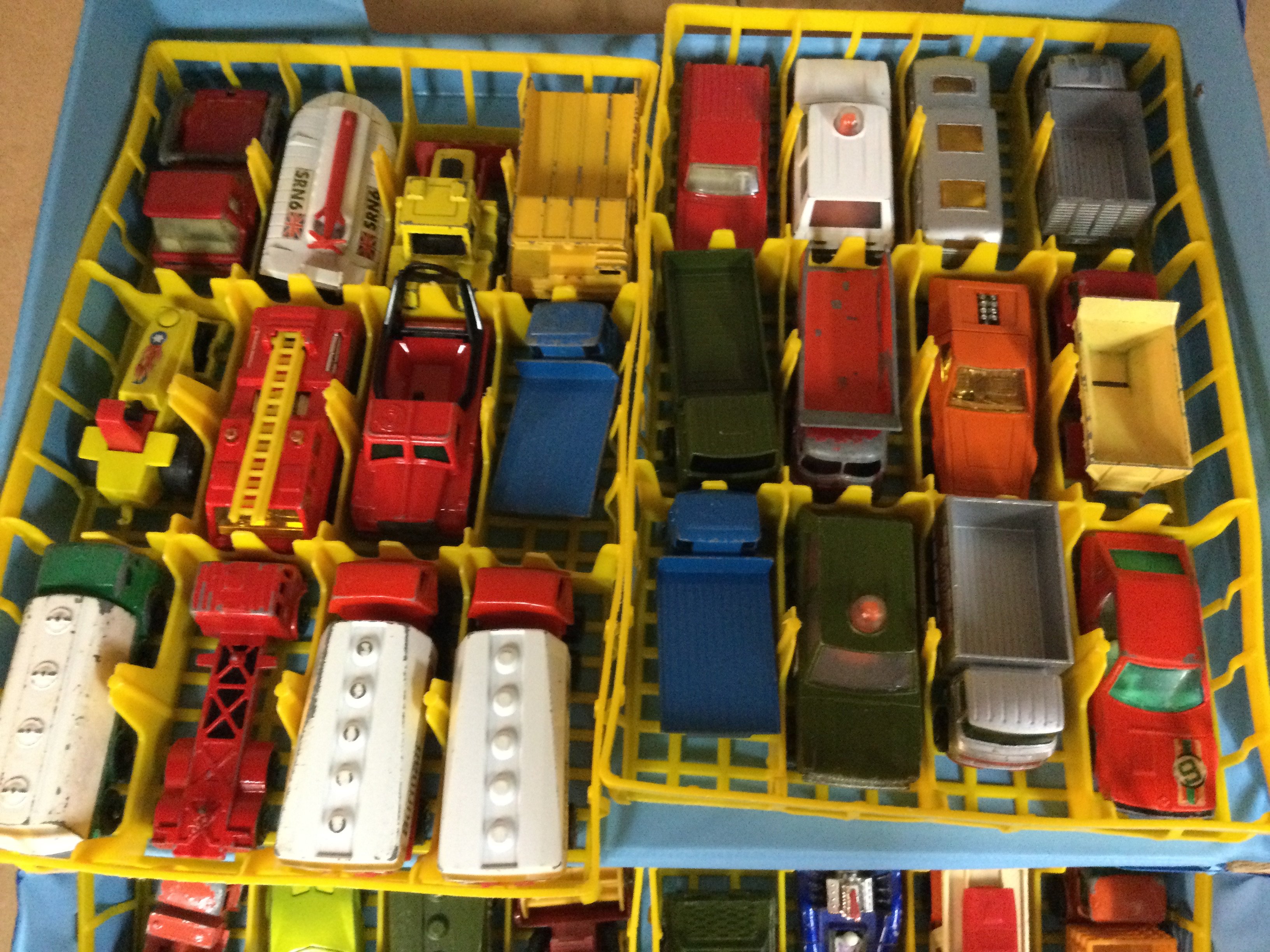 Matchbox carrying case containing various model cars .- NO RESERVE