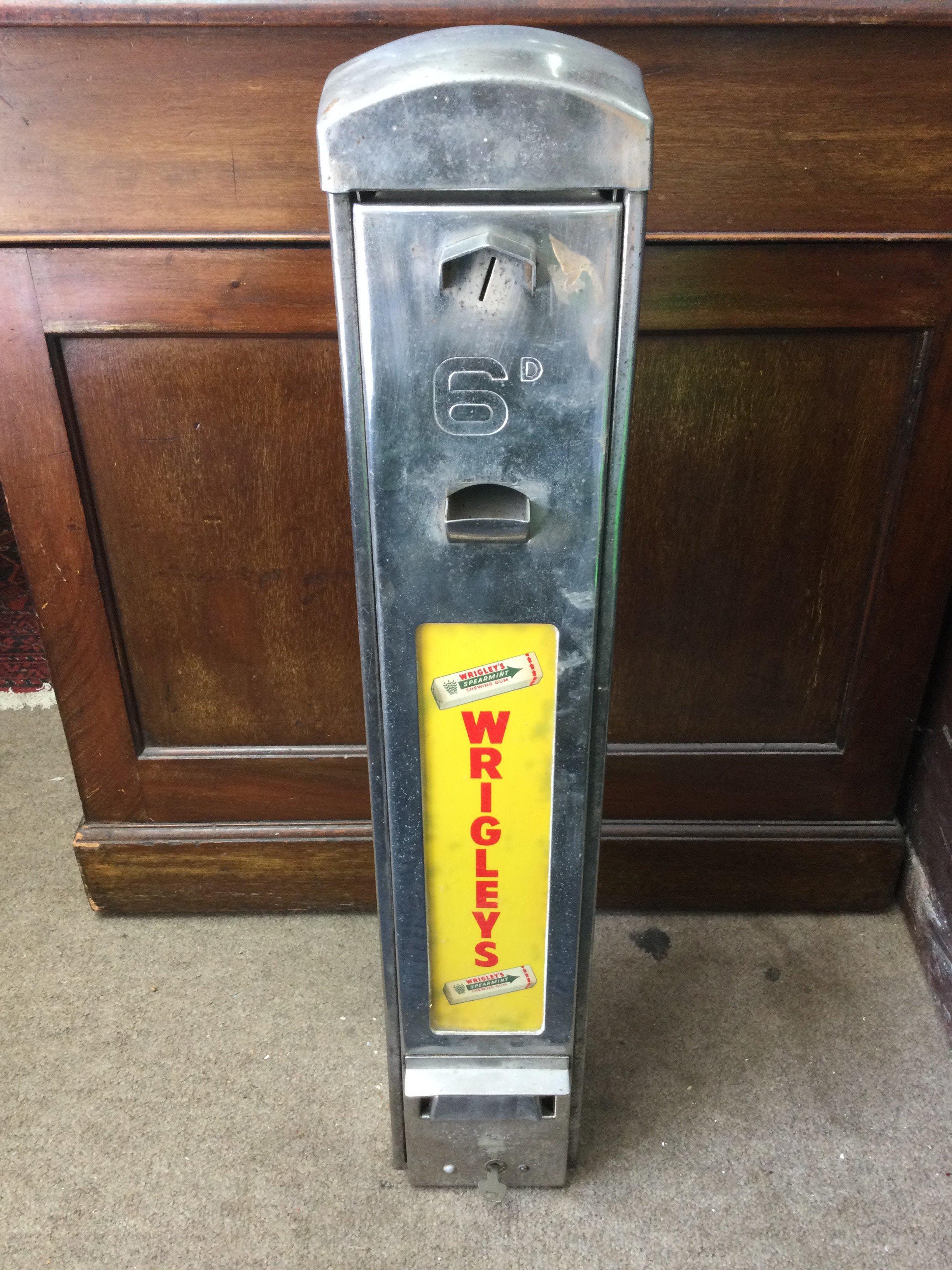 A Vintage Wrigleys chewing gum chrome vending machine, 76cm tall. This lot cannot be posted