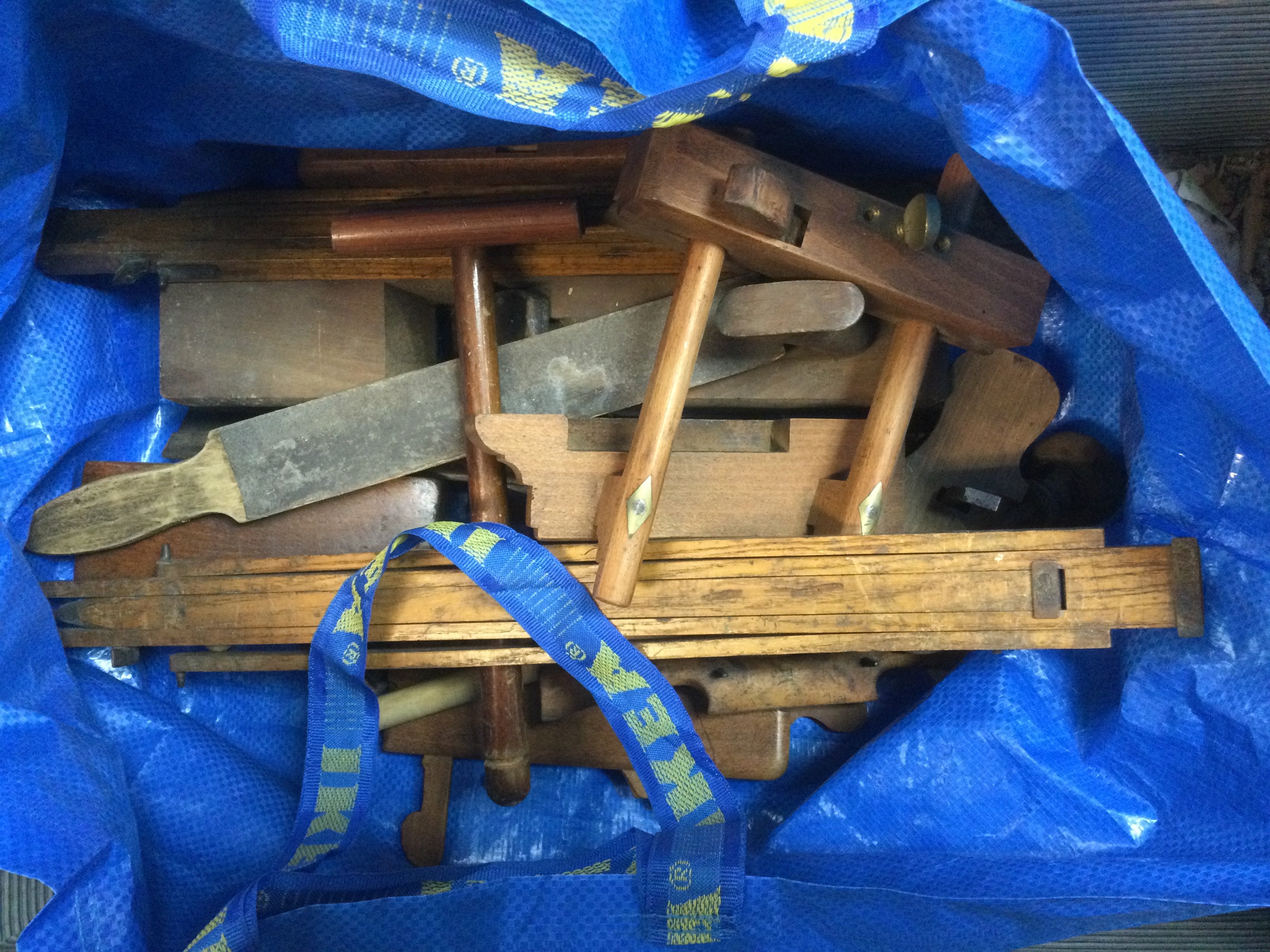 A travelling trunk containing various woodworking tools. Shipping category D.- NO RESERVE