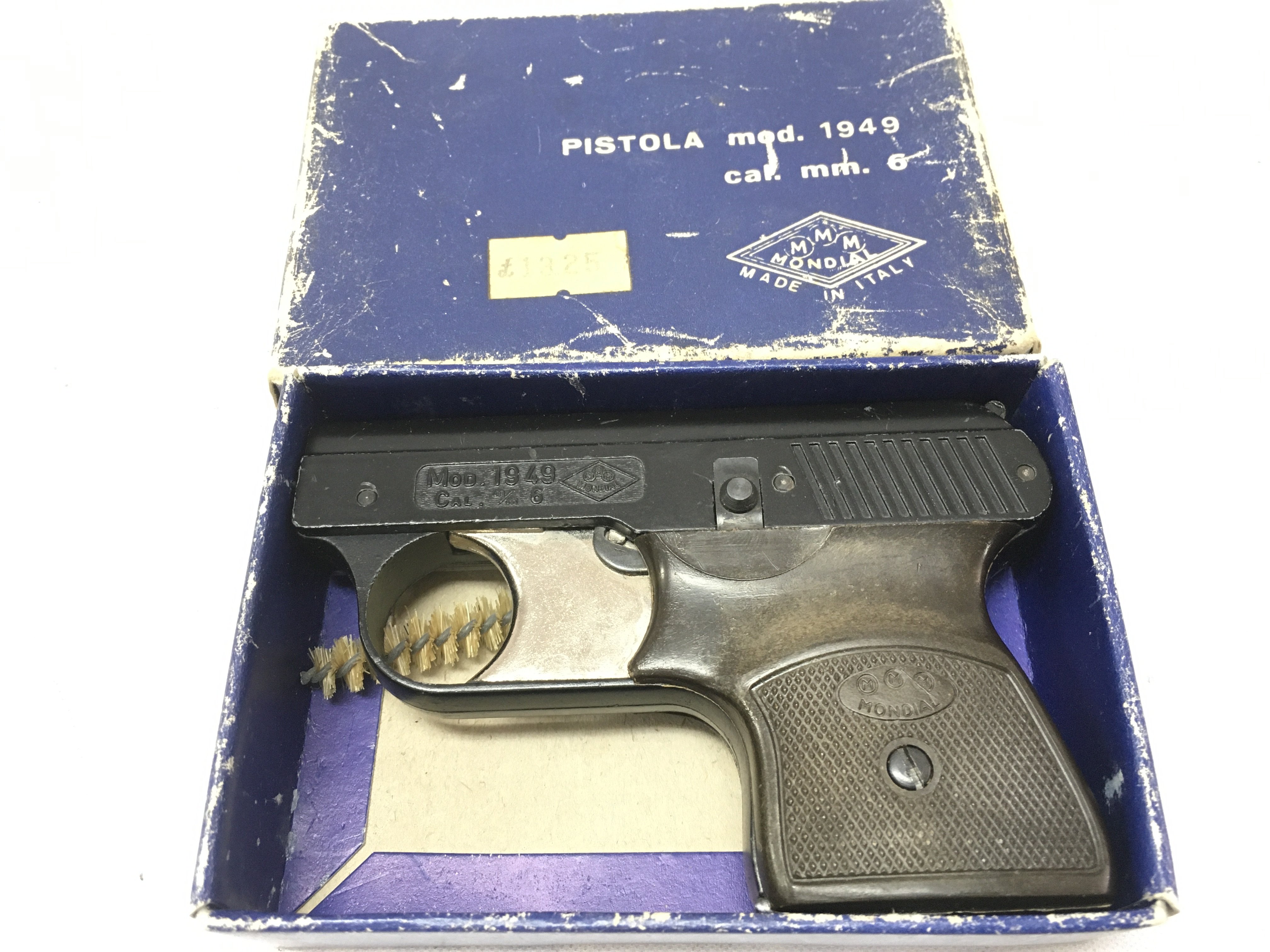 A boxed Mondial Brevettata model 1949 starting pistol. This lot cannot be posted