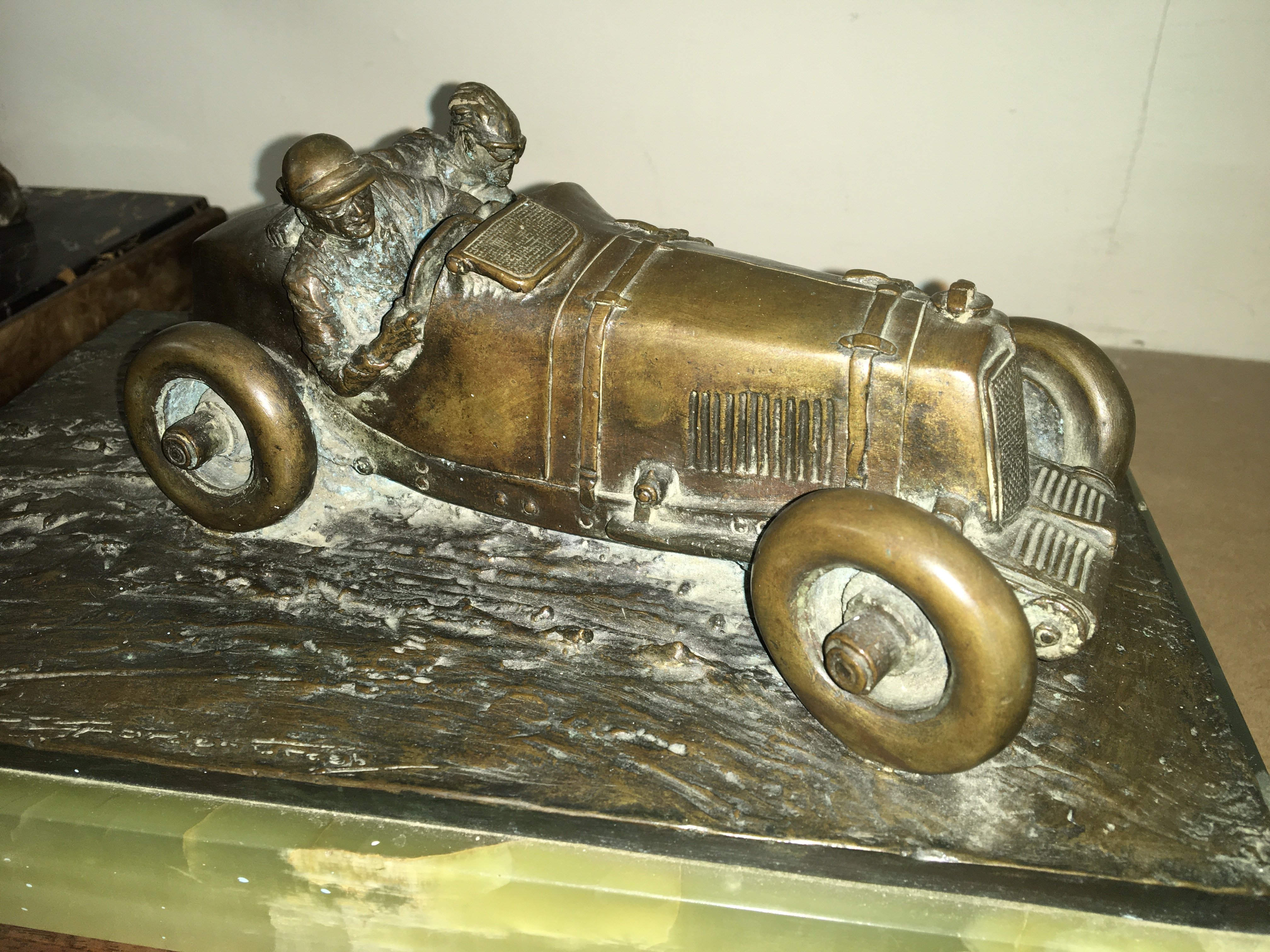 Frederick Gordon Crosby sporting bronze 1886 -1943 The Daily Telegraph trophy for Brooklands automobile racing club mountain lap record. In the form of a early racing car with driver and passenger on onyx , surmounted on a mahogany base . 20 x 32 cm height including base 20 cm