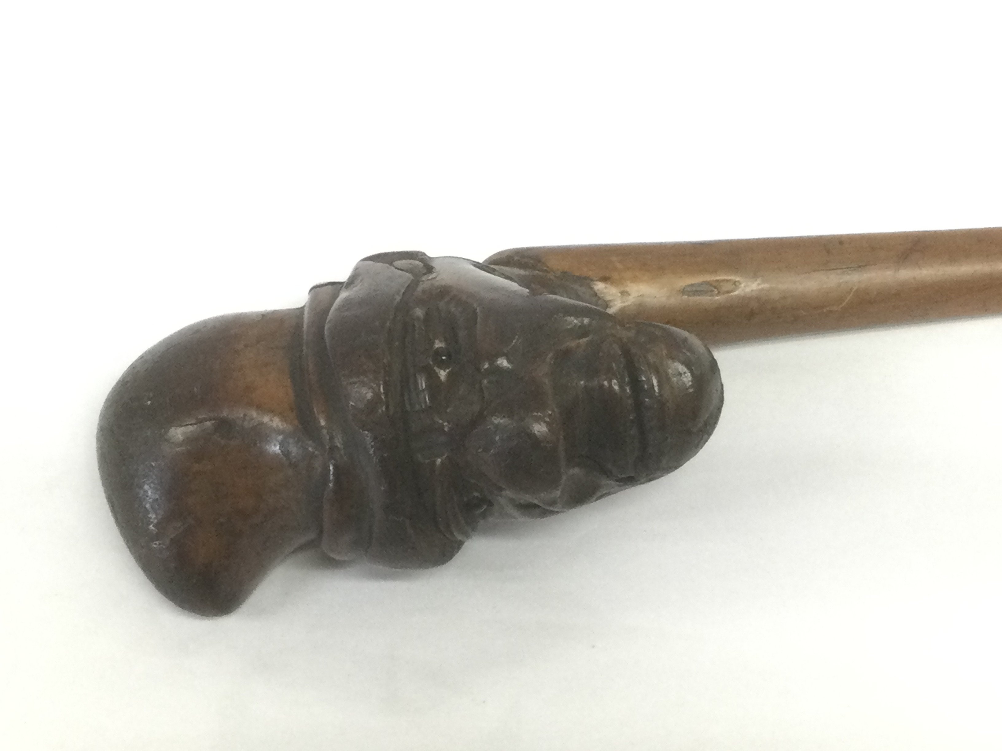 A walking cane with carved handle in the form of a head of a gentleman. Total length 83cm. Shipping category D.