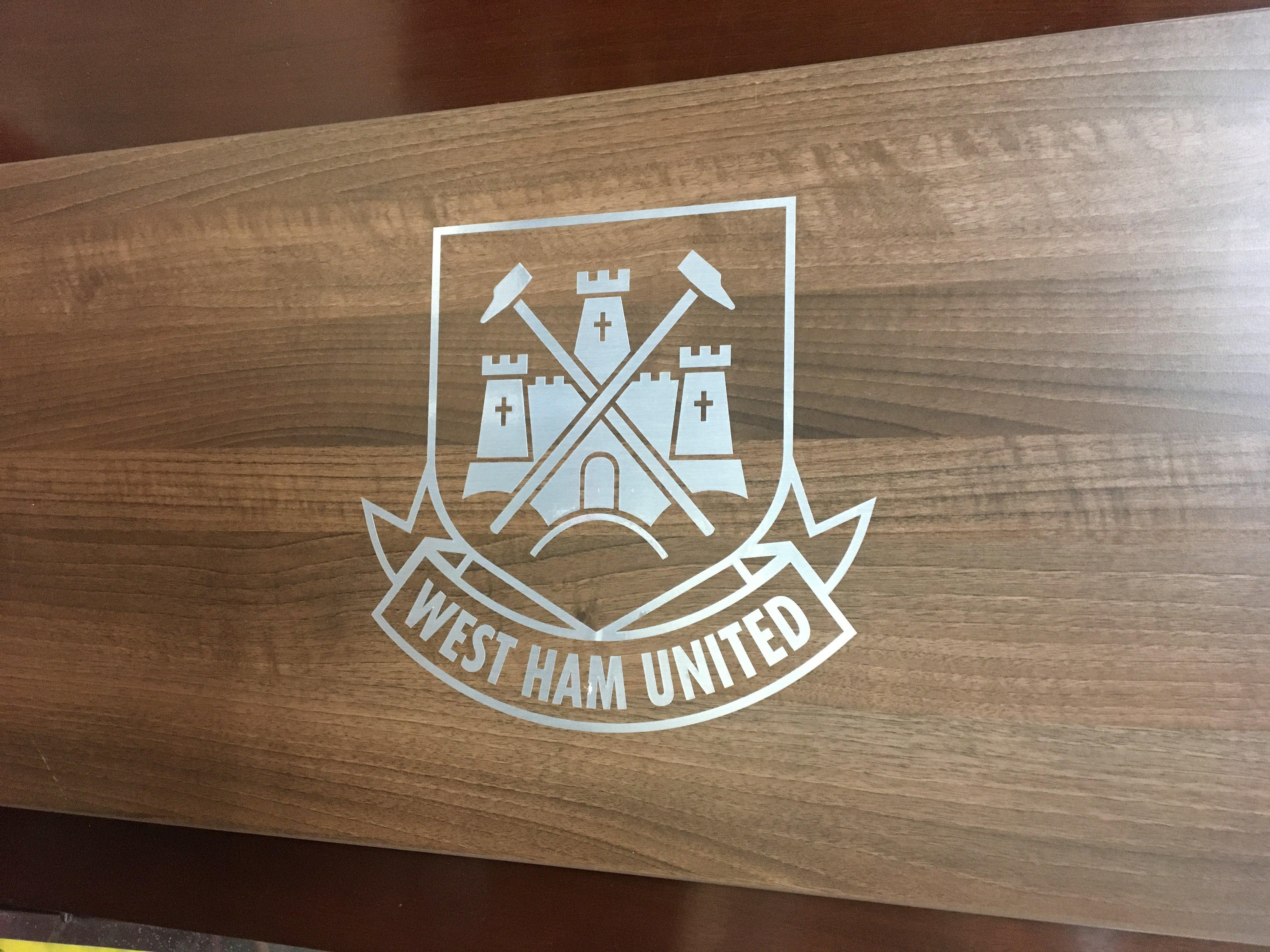 A West Ham sign which was situated in the Upton Park group ( part of the farewell Boleyn auction .) 140 cm x 40 cm .
