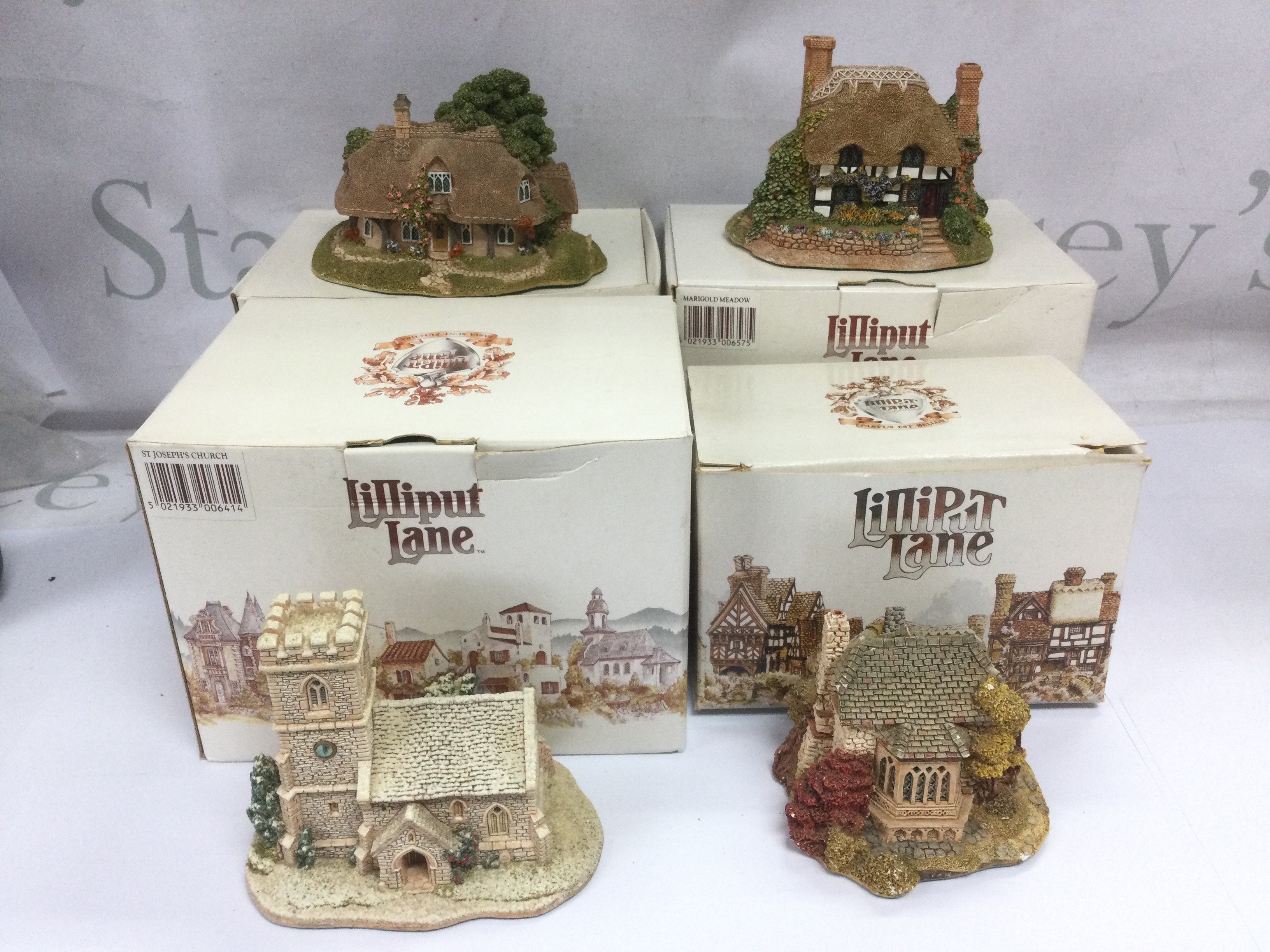 A box containing Liliput Lane cottages and buildings, some damages. Shipping category D.- NO RESERVE