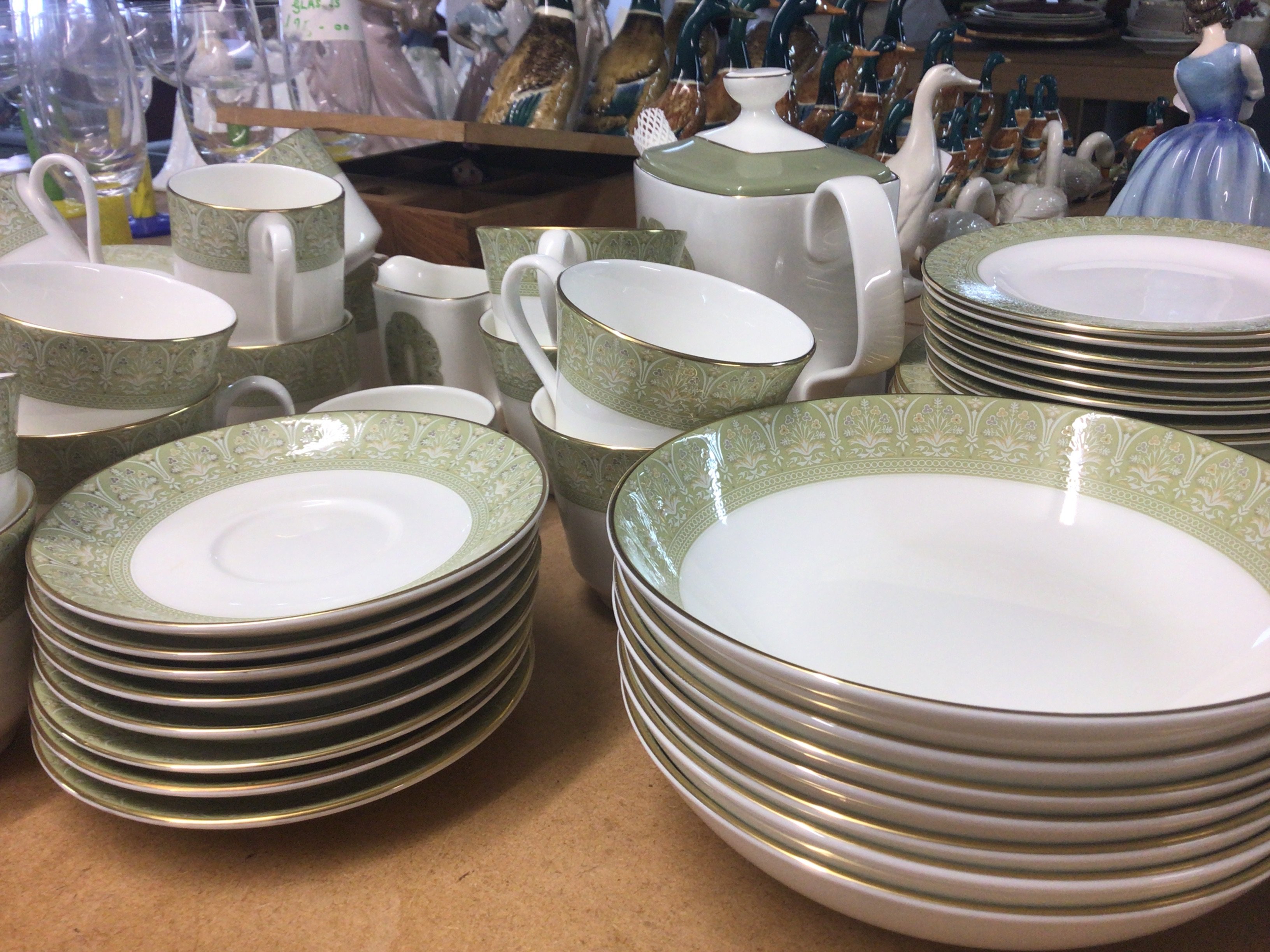 A Royal Doulton Sonnet pattern tea coffee and dinners service no obvious damage 6/7 place setting.- NO RESERVE