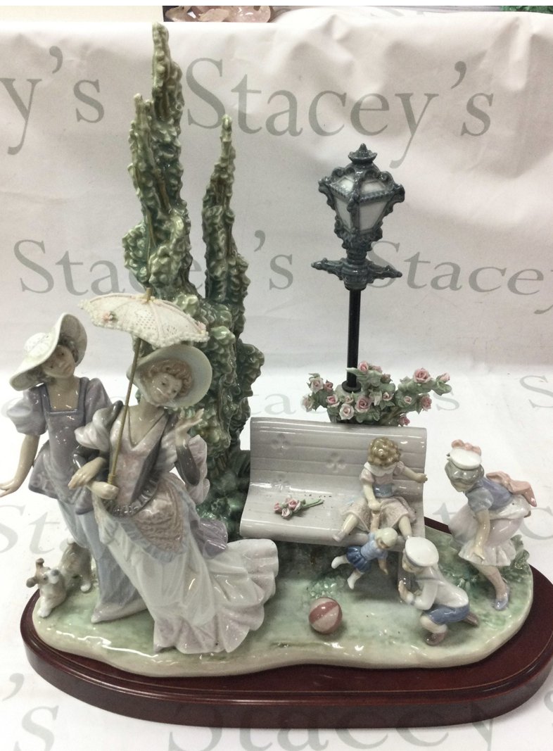 Lladro a Stroll in the Park figure group with stand, no obvious damage or restoration however the dog figure needs re gluing to the base. This lot cannot be posted
