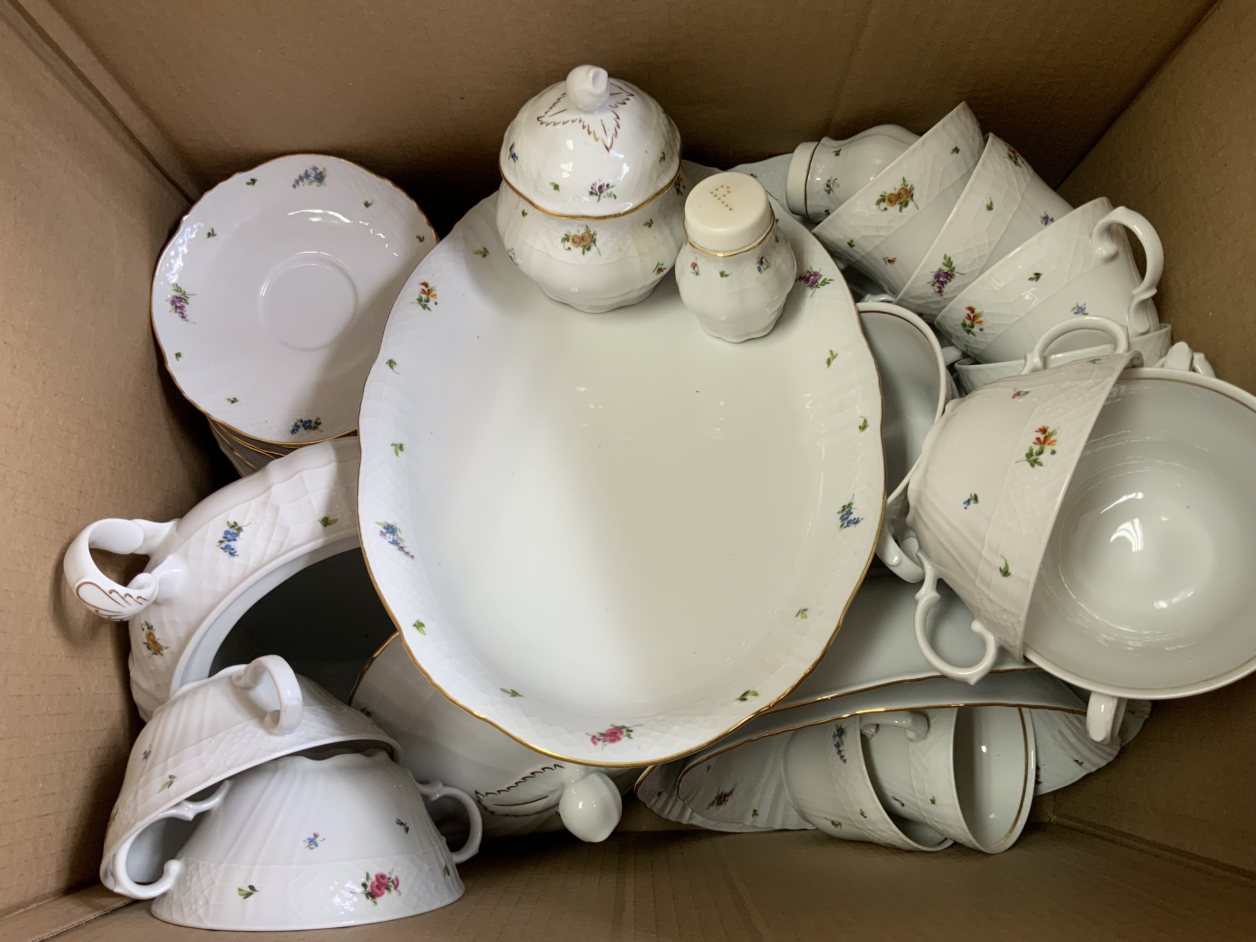 A vintage Seltmann Weiden Bayreuth dinner and teaset. (D)