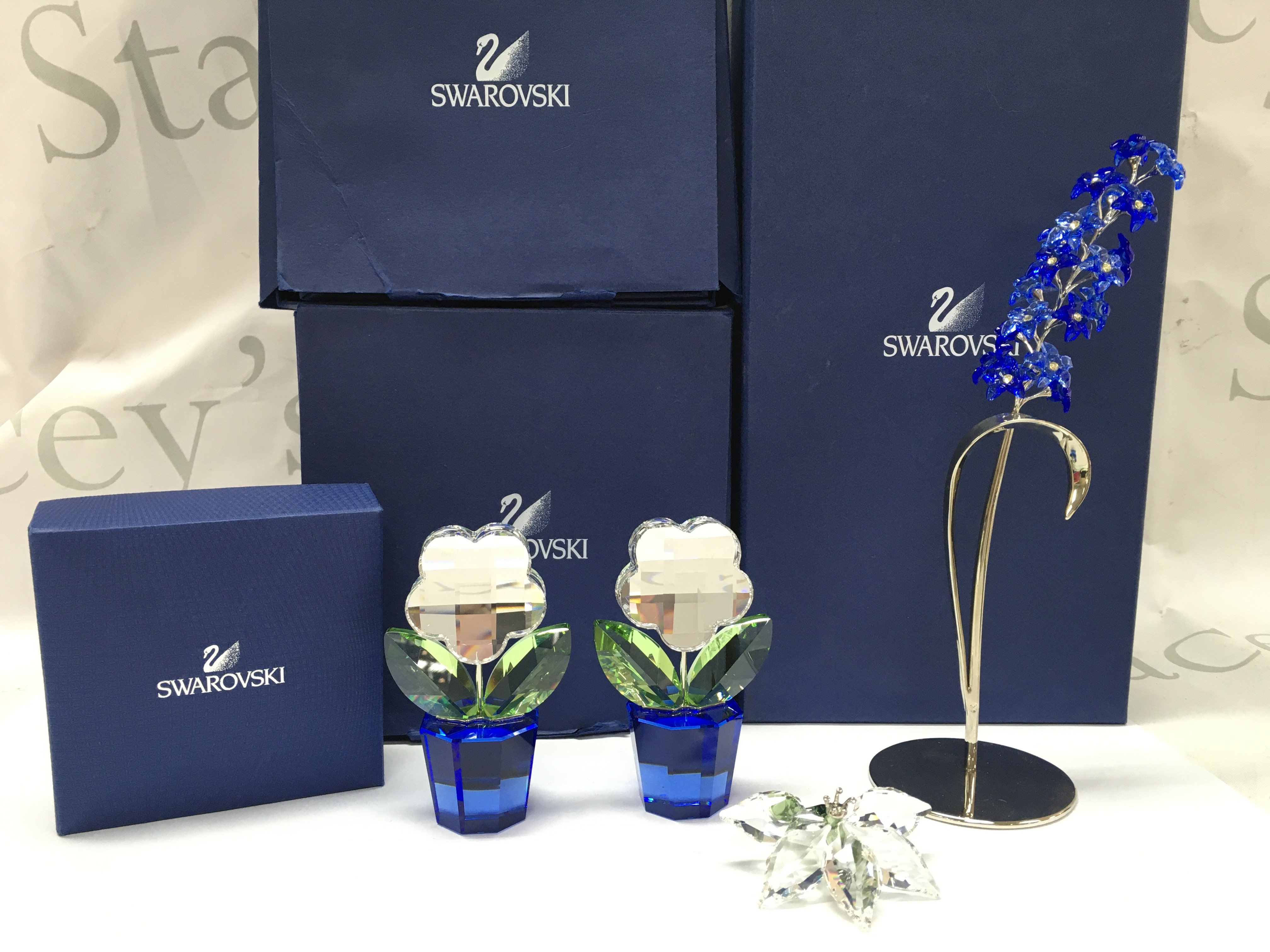 Boxed Swarovski two happy flowers, paradise flower Dindori and an orchid . Postage category B